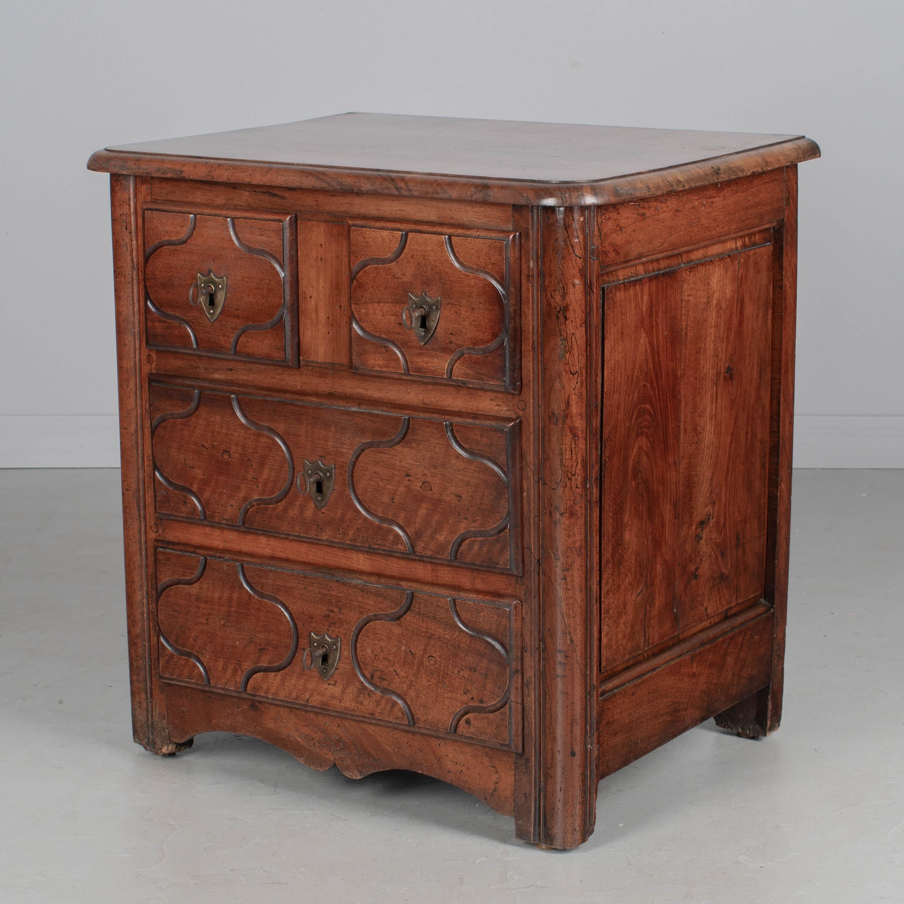 Intagliato a mano Commode parigino in stile Reggenza francese del XIX secolo in vendita