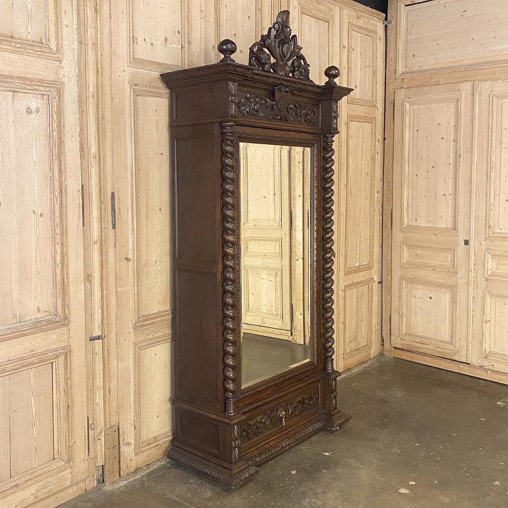 L'Armoire Barley Twist del 19° secolo è stato realizzato da maestri artigiani in solido rovere indigeno di vecchia data durante il periodo di Napoleone III, quando l'artigianato raggiunse un livello di qualità riconosciuto in tutto il mondo! 