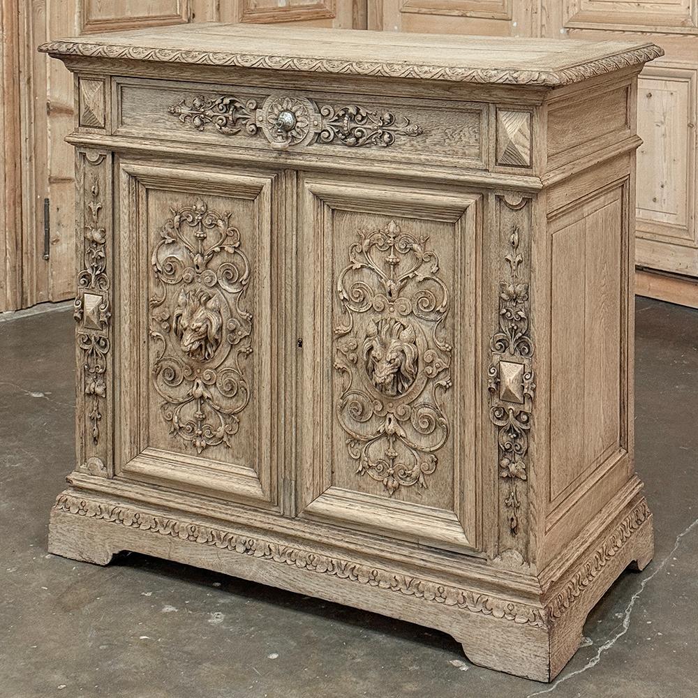 Il Buffet rinascimentale francese del XIX secolo in Oak striato è un magnifico esempio del genere, realizzato in scala ridotta che lo rende perfetto per un luogo accogliente, uno spazio di lavoro o una qualsiasi pianta efficiente.  Realizzato a mano