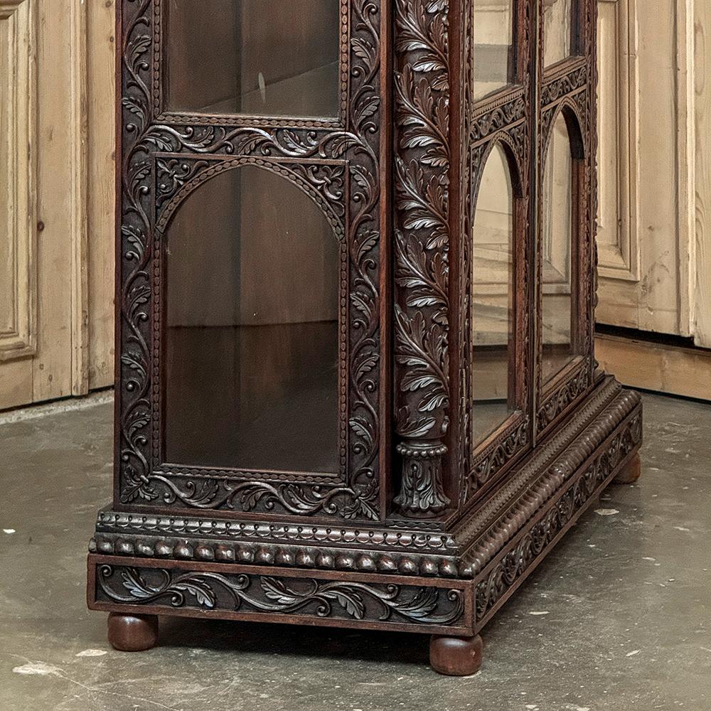 Libreria francese rinascimentale in noce intagliata del XIX secolo ~ Vitrine in vendita 6