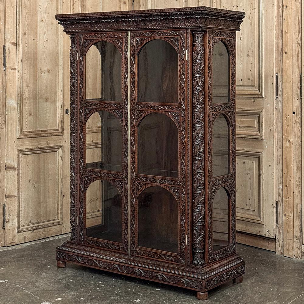 Libreria in legno di noce intagliato del XIX secolo ~ Vitrine è un incredibile esempio dell'arte dello scultore del legno!  L'intera struttura, ogni porta e tutte le modanature sono state intagliate con un incredibile livello di dettaglio e