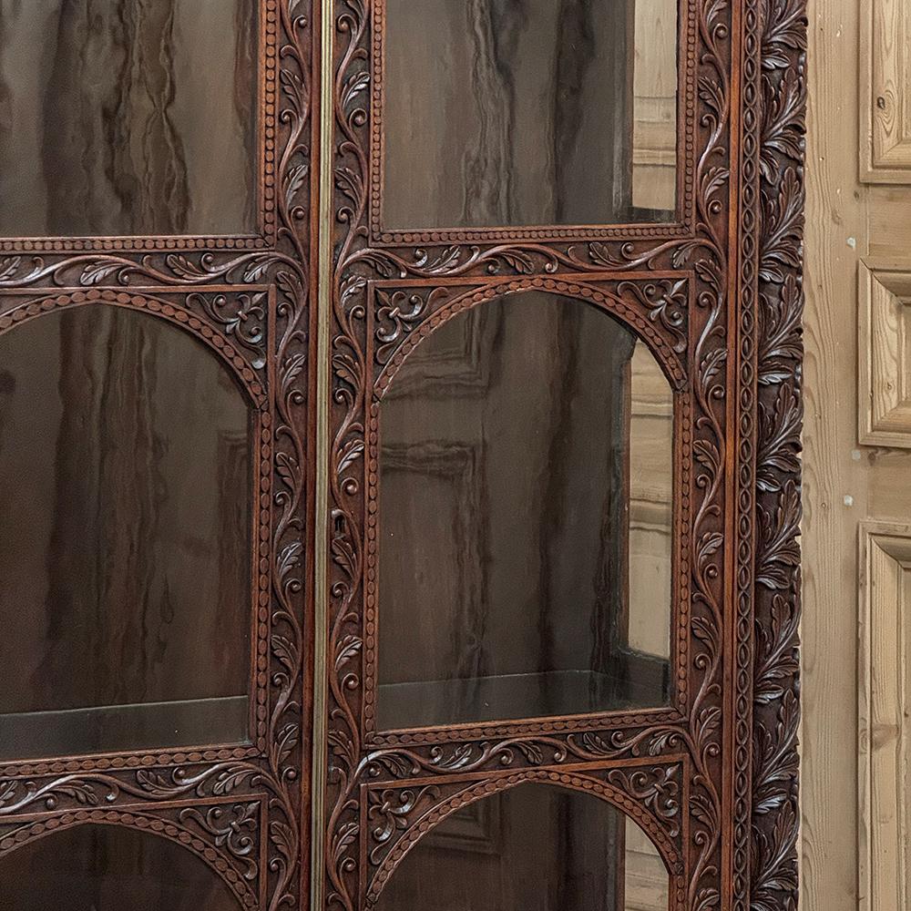Ottone Libreria francese rinascimentale in noce intagliata del XIX secolo ~ Vitrine in vendita