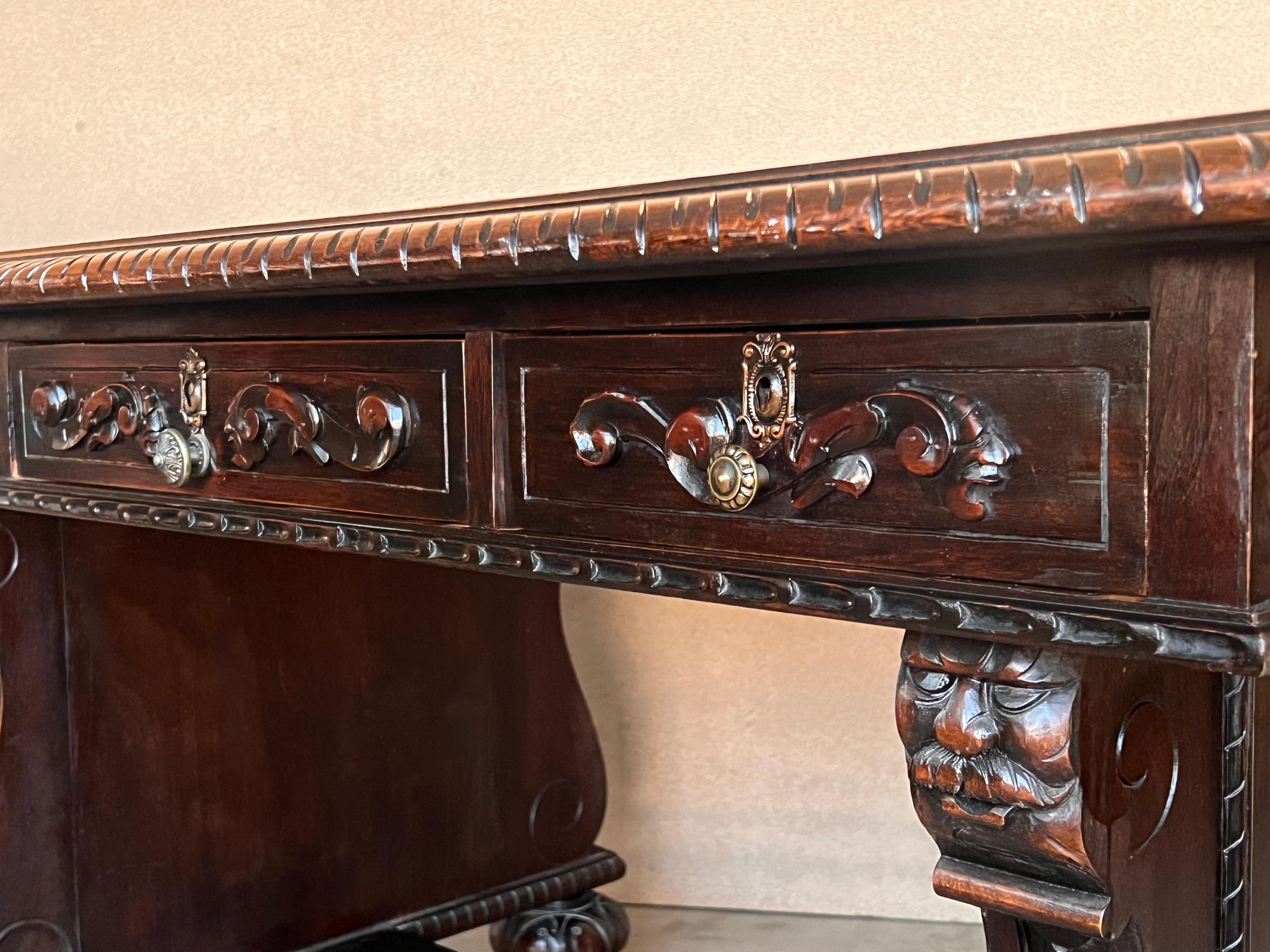 19th Century French Renaissance Desk with Three drawers For Sale 6
