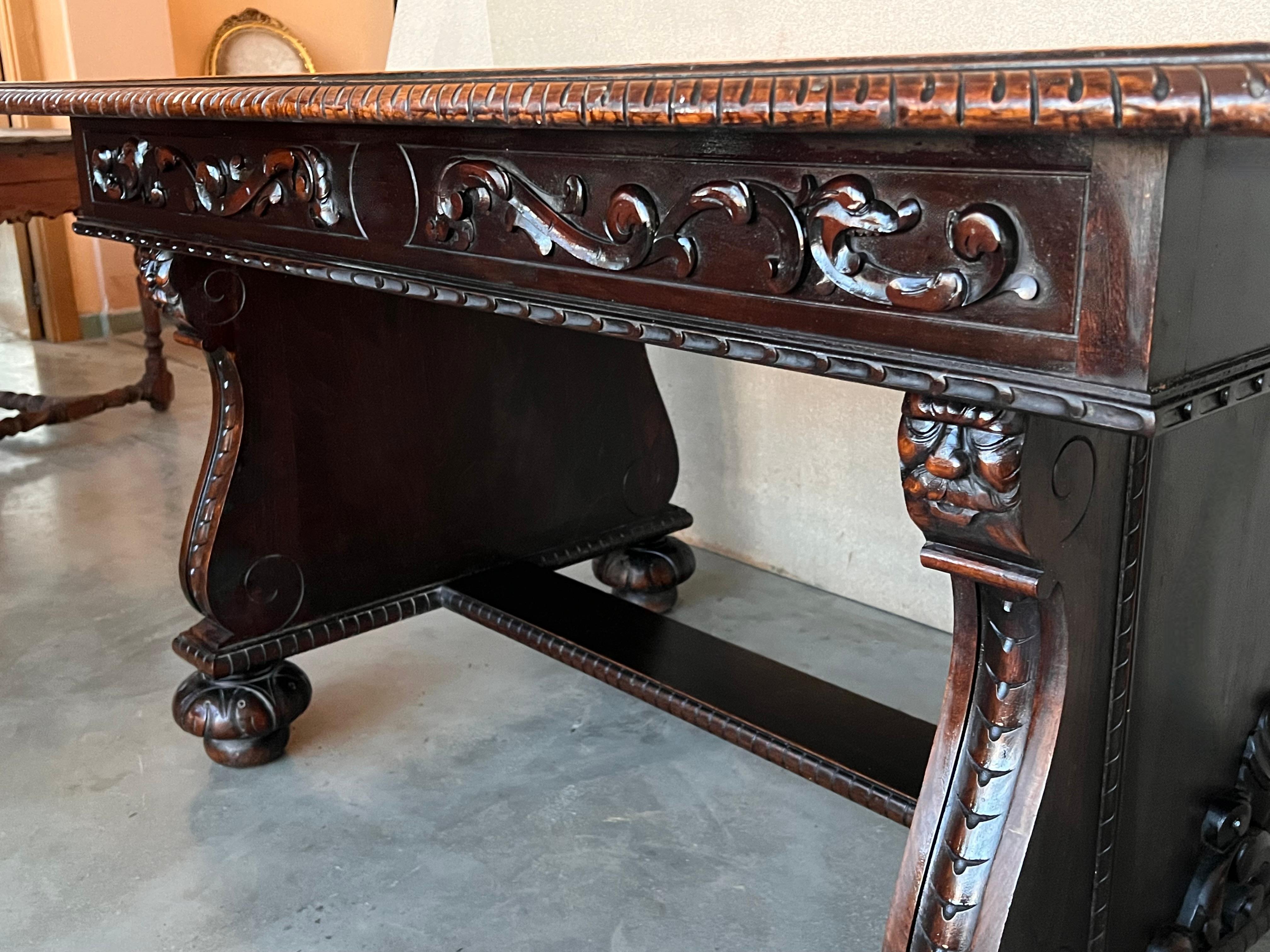 19th Century French Renaissance Desk with Three drawers For Sale 8