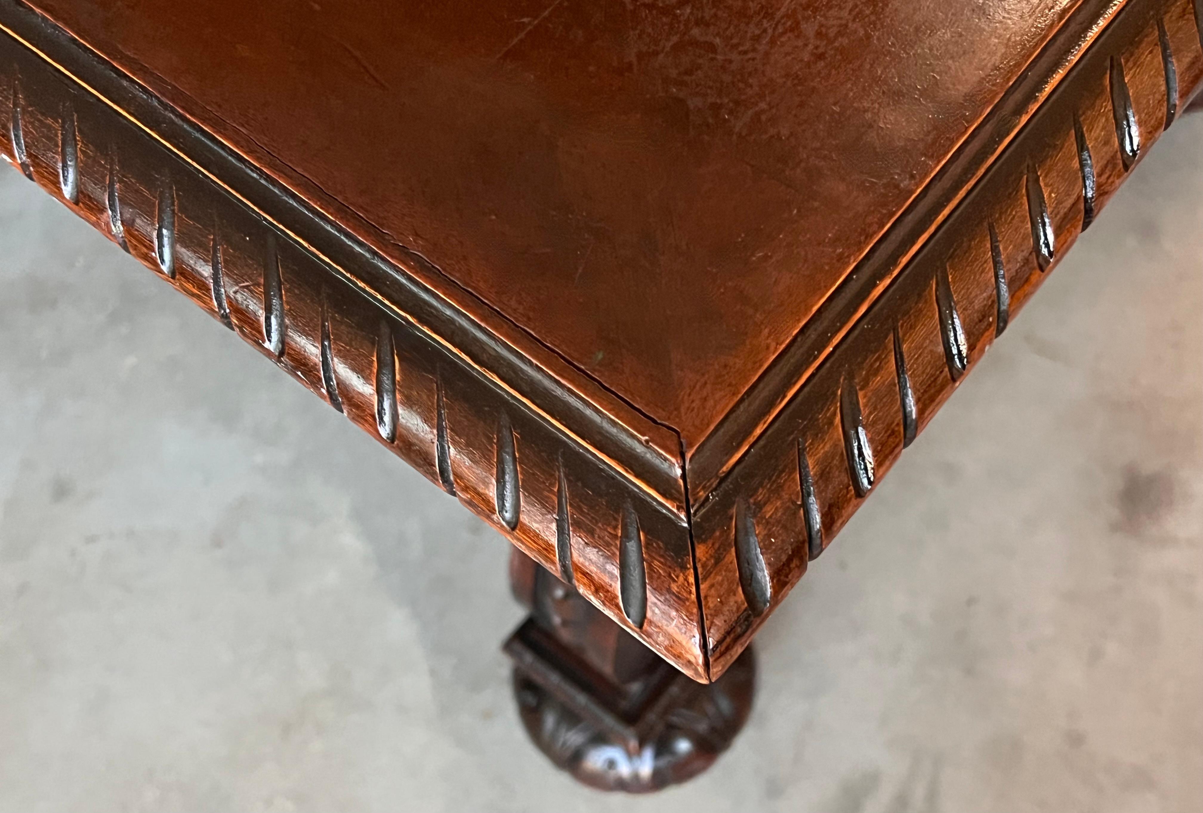 19th Century French Renaissance Desk with Three drawers For Sale 10