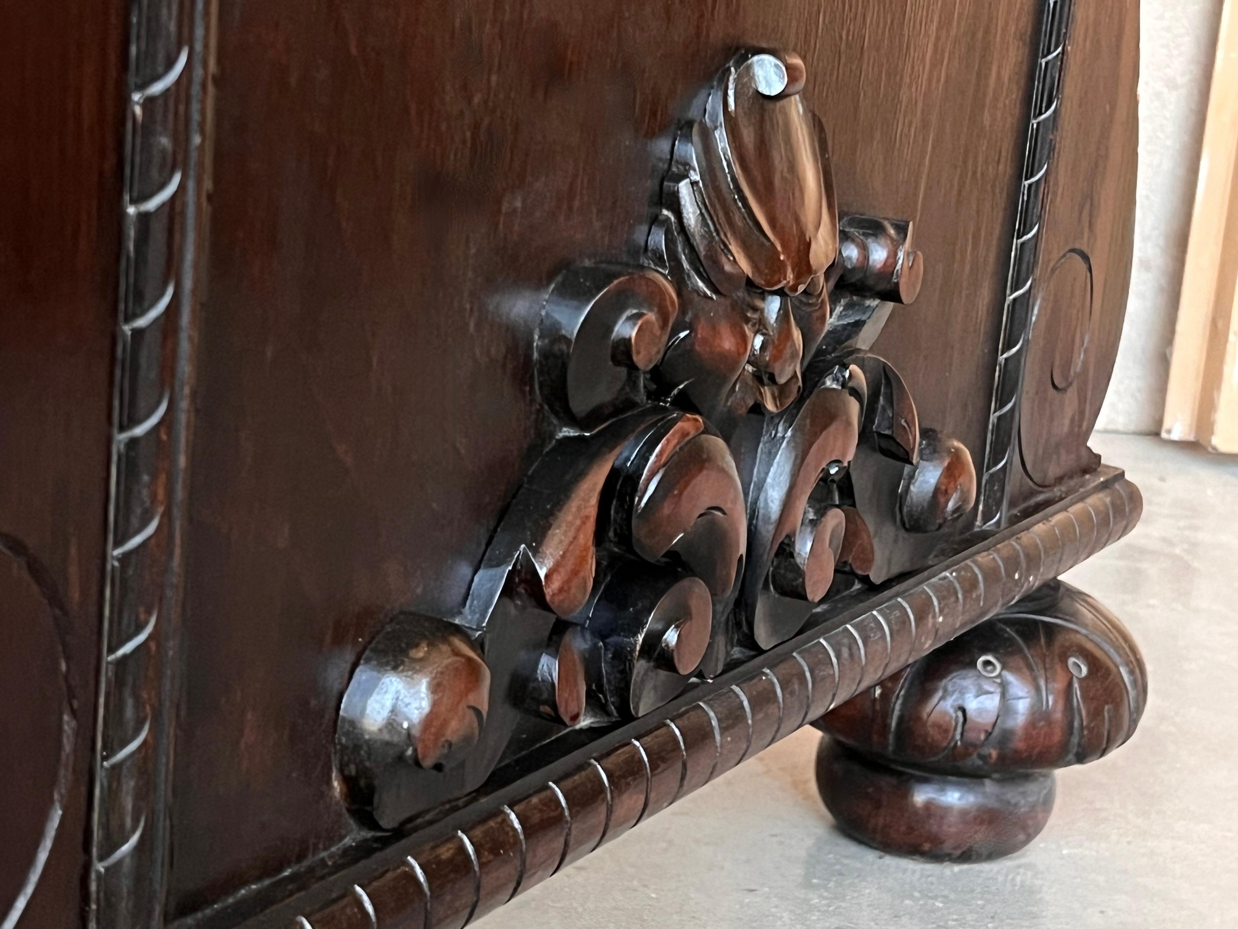 19th Century French Renaissance Desk with Three drawers For Sale 13
