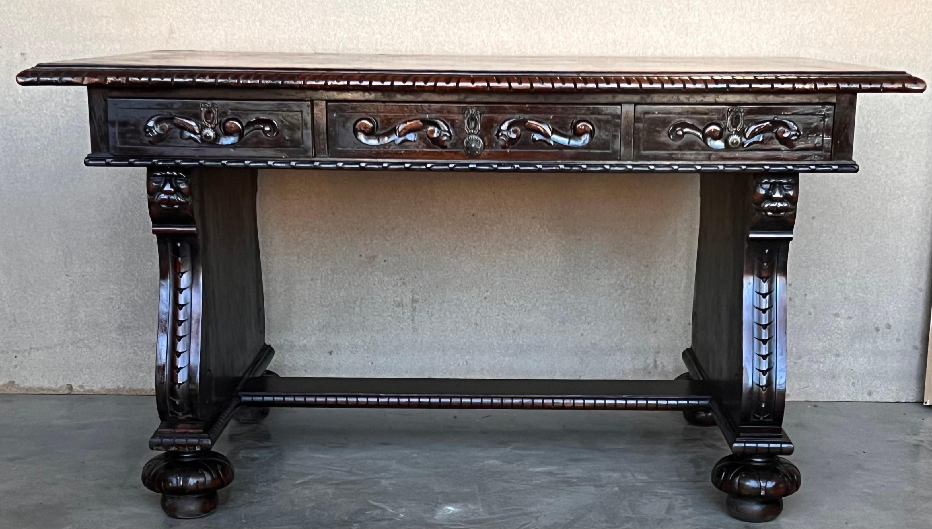 19th Century French Renaissance Desk with Three drawers In Good Condition For Sale In Miami, FL