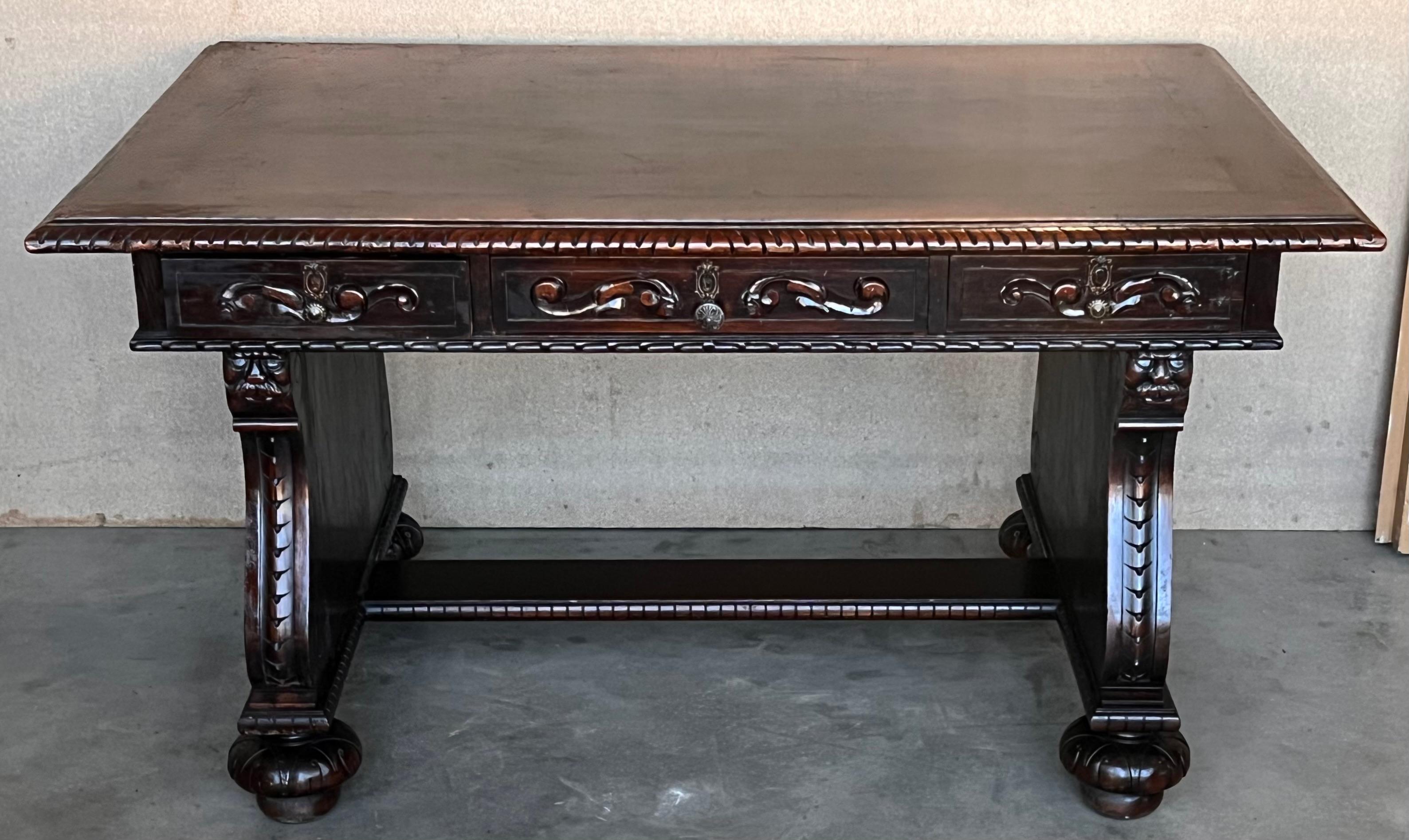 Walnut 19th Century French Renaissance Desk with Three drawers For Sale