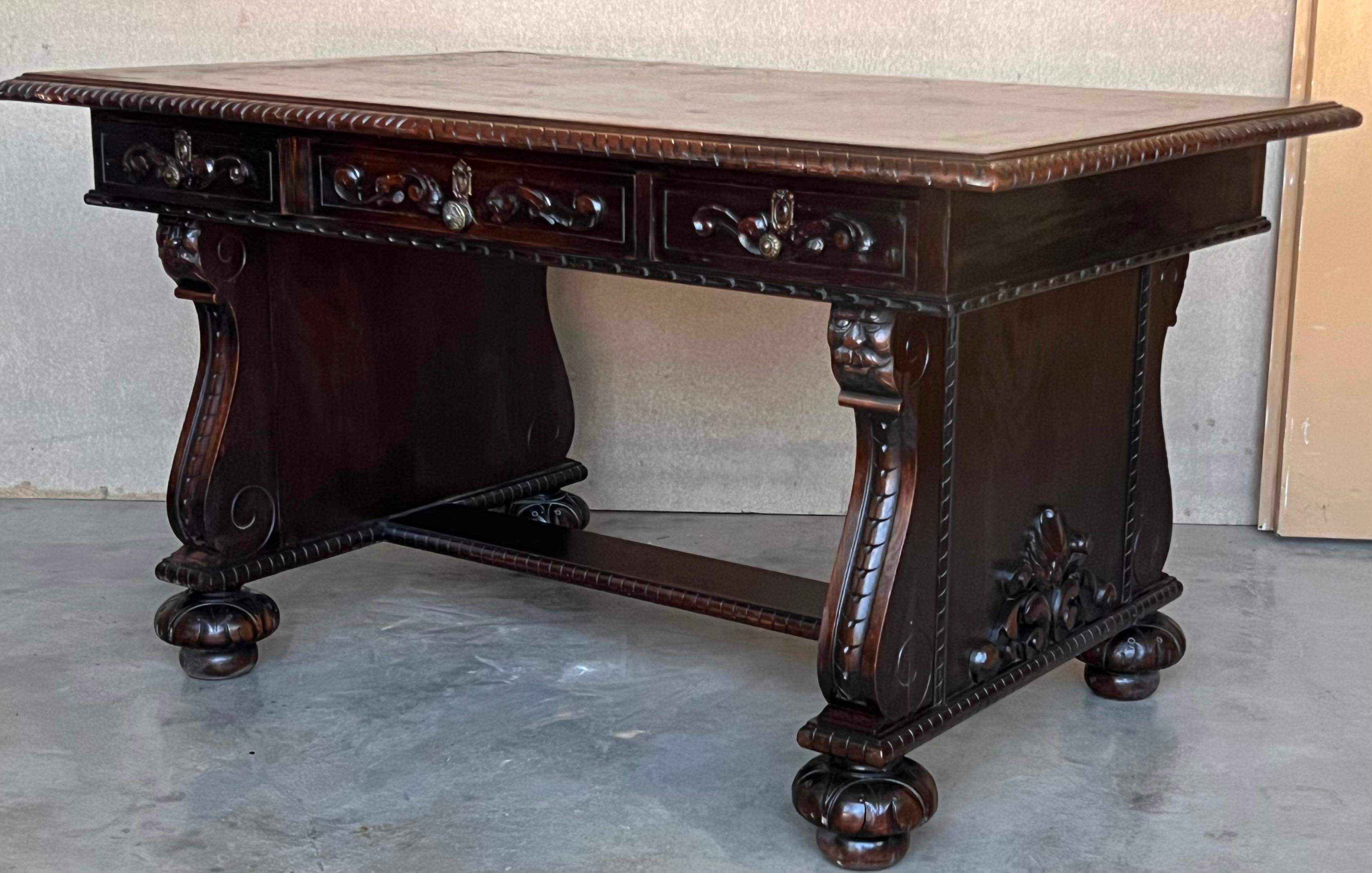 19th Century French Renaissance Desk with Three drawers For Sale 3