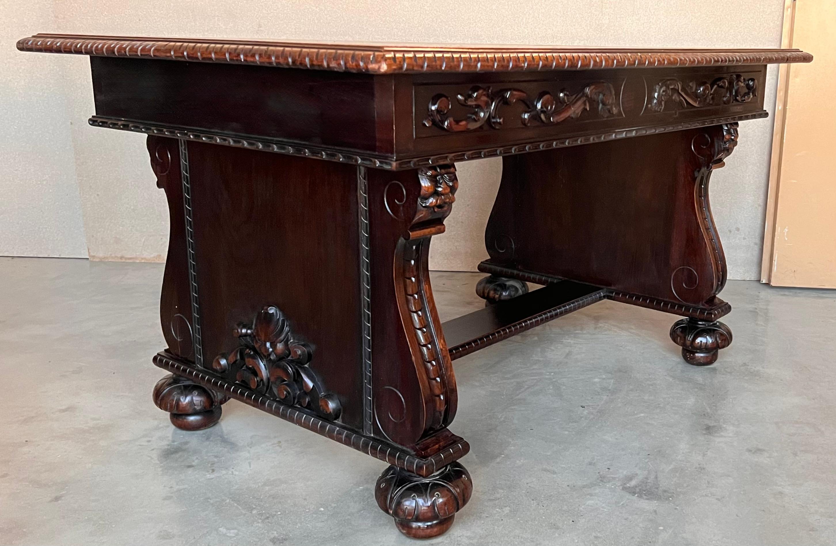 19th Century French Renaissance Desk with Three drawers For Sale 4
