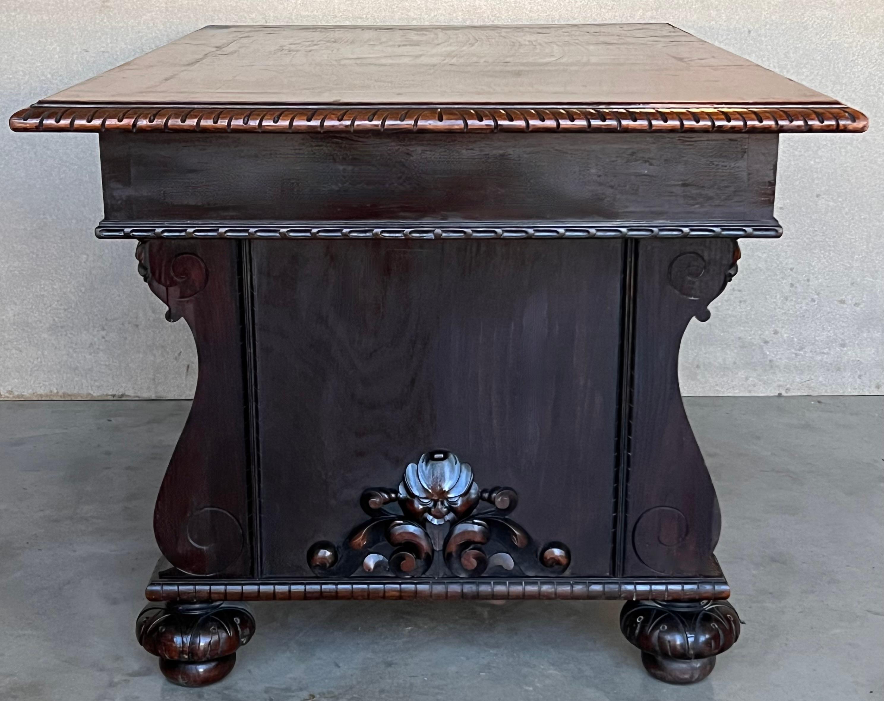 19th Century French Renaissance Desk with Three drawers For Sale 5