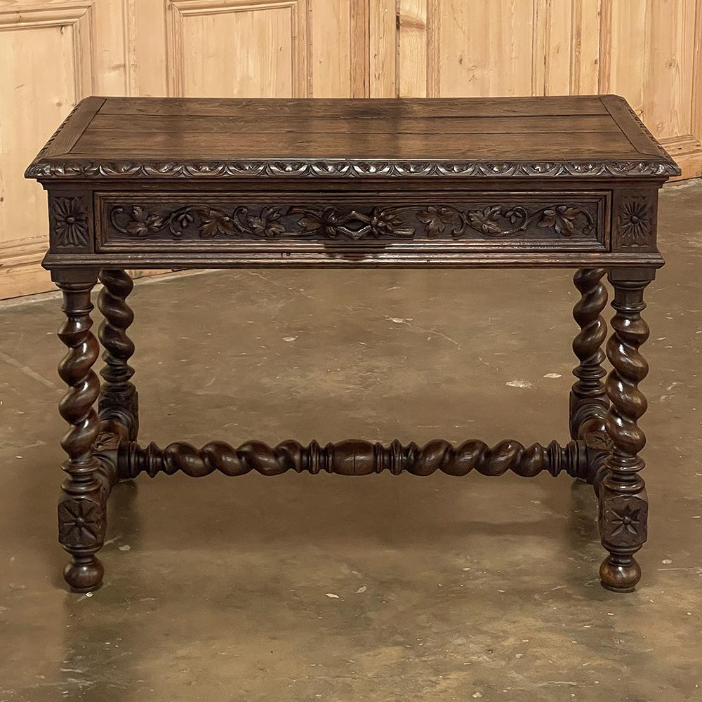 La table d'appoint Renaissance française du 19e siècle sera un ajout merveilleux à tout décor masculin ! Fabriqué à la main en chêne massif, il présente un bord supérieur à godrons surplombant le tablier qui est conçu avec un seul tiroir sur un côté