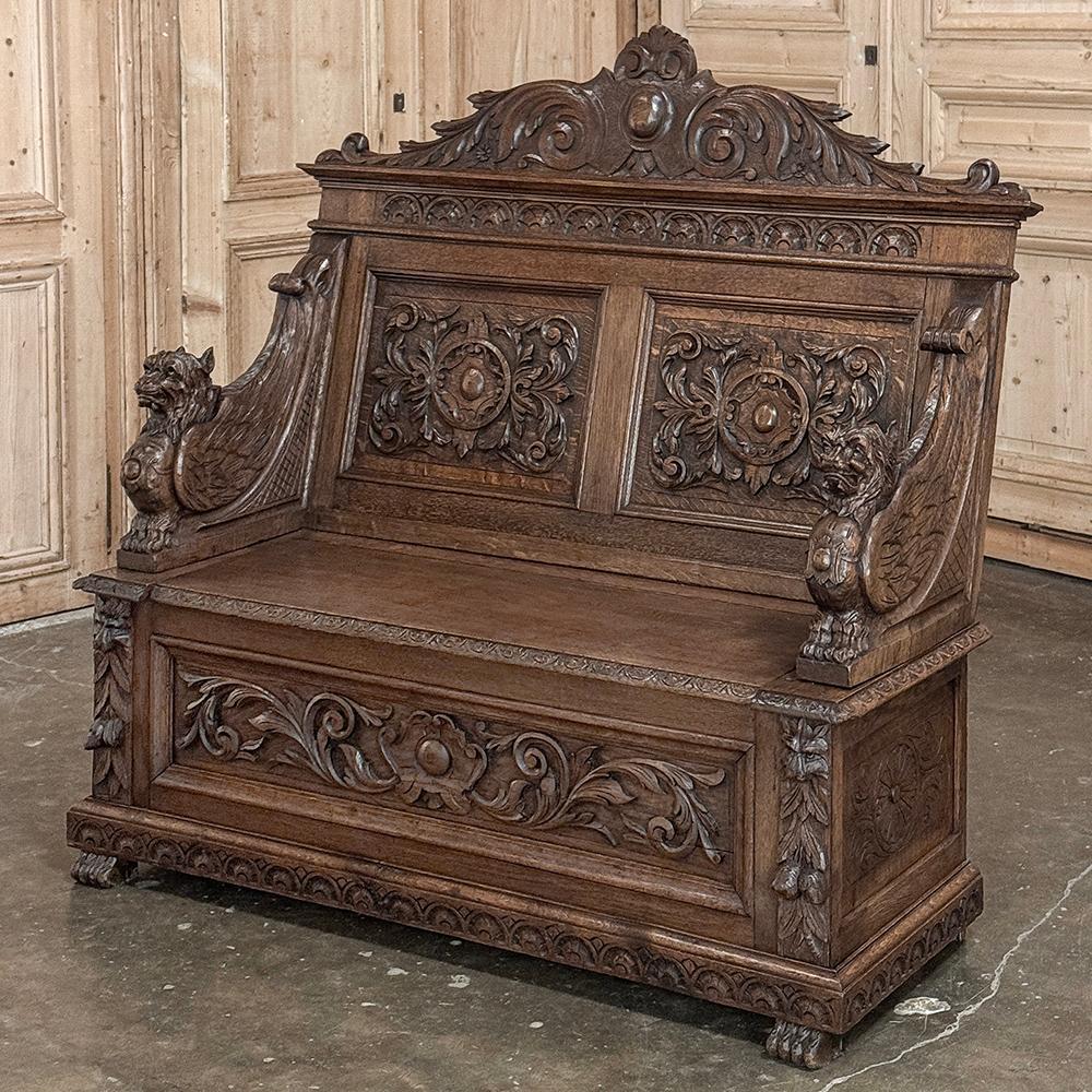 La panca da sala rinascimentale francese del XIX secolo rappresenta l'apice del revival rinascimentale della metà del 1800 in Europa.  Scolpito ad arte in legno massiccio di quercia secolare, presenta un insolito schienale inclinato che offre