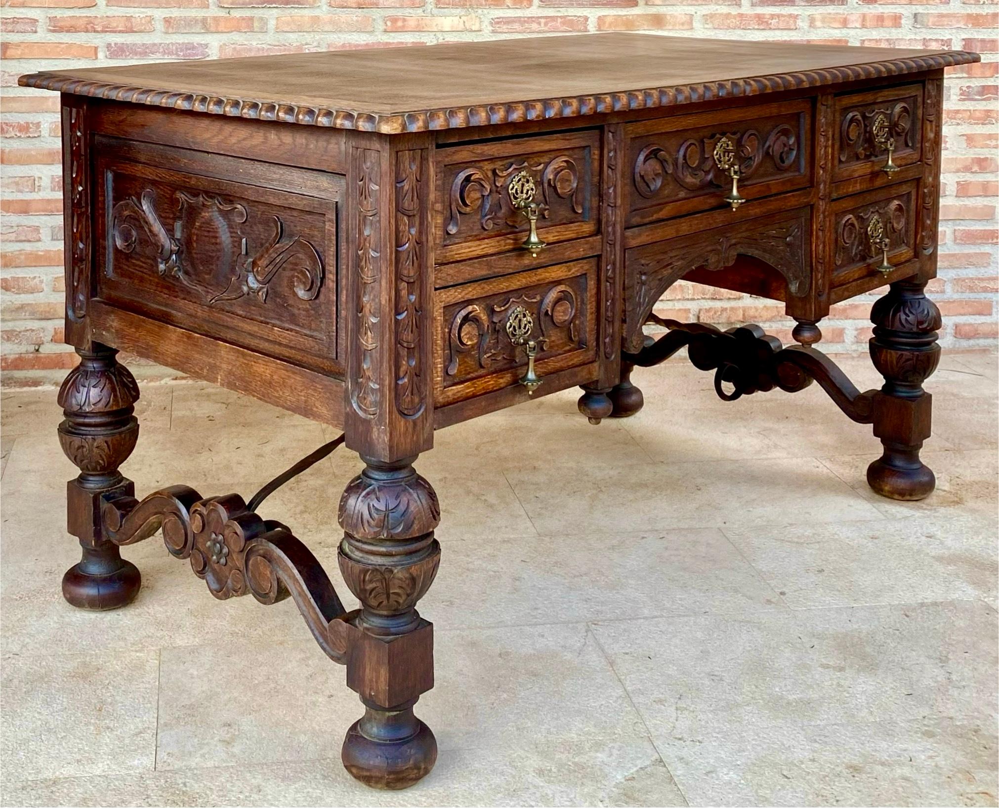Siamo entusiasti di questa scrivania intagliata su quattro lati con cinque cassetti in Oak scuro.

Questa è una scrivania da collezione.

Ha cinque cassetti frontali e altri cinque falsi cassetti sul retro, che la rendono una scrivania