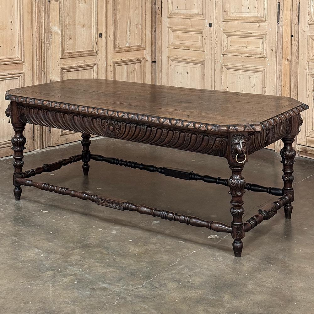 Der französische Renaissancetisch aus dem 19. Jahrhundert wurde für ein herrschaftliches Haus oder ein geräumiges Büro entworfen und bietet eine große Fläche für eine Vielzahl von möglichen Zwecken.  Das Design ist an allen vier Seiten geschnitzt