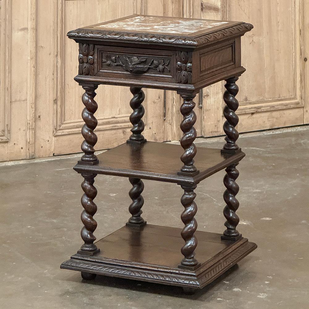 La table de nuit ~ table d'appoint en marbre de la Renaissance française du XIXe siècle est une merveilleuse variation sur la forme, avec un design ouvert et aéré qui lui permet de se fondre harmonieusement dans n'importe quel groupe de sièges, de