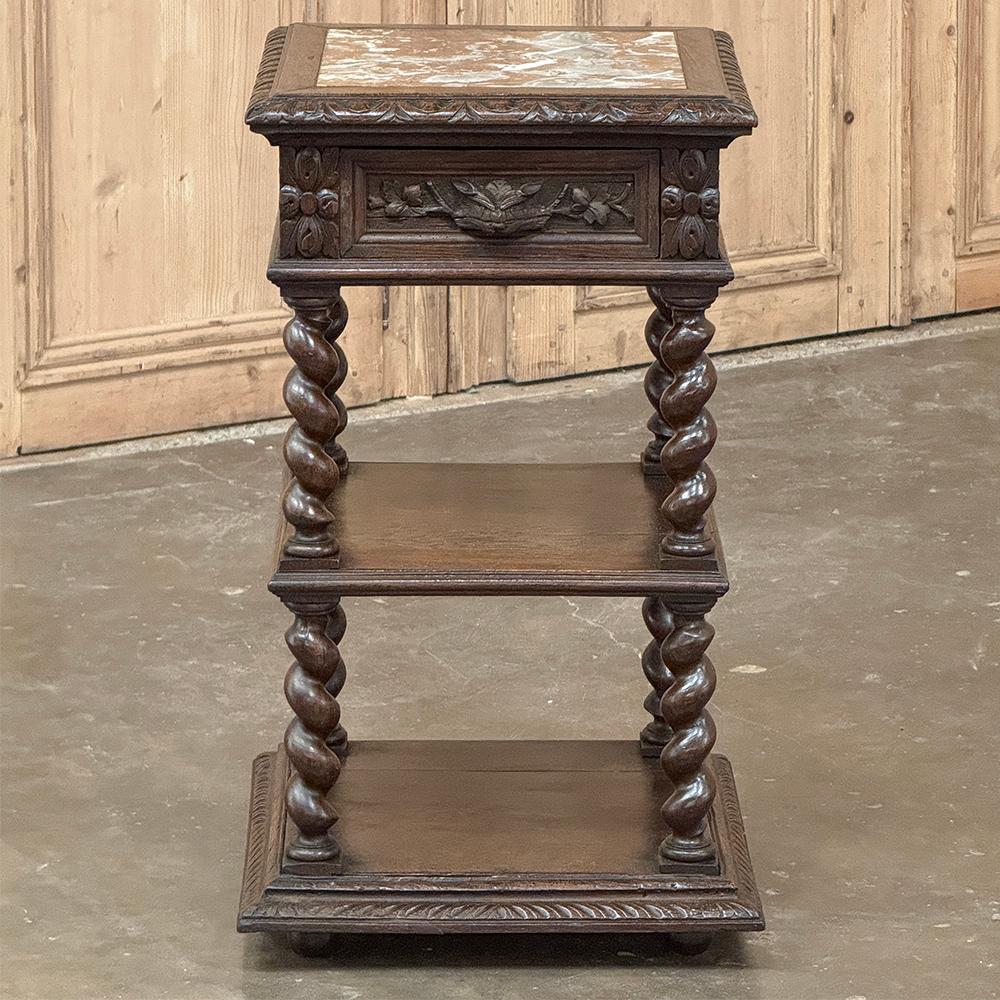 Sculpté à la main Table de nuit à plateau de marbre French Renaissance du 19e siècle ~ Table de chevet en vente
