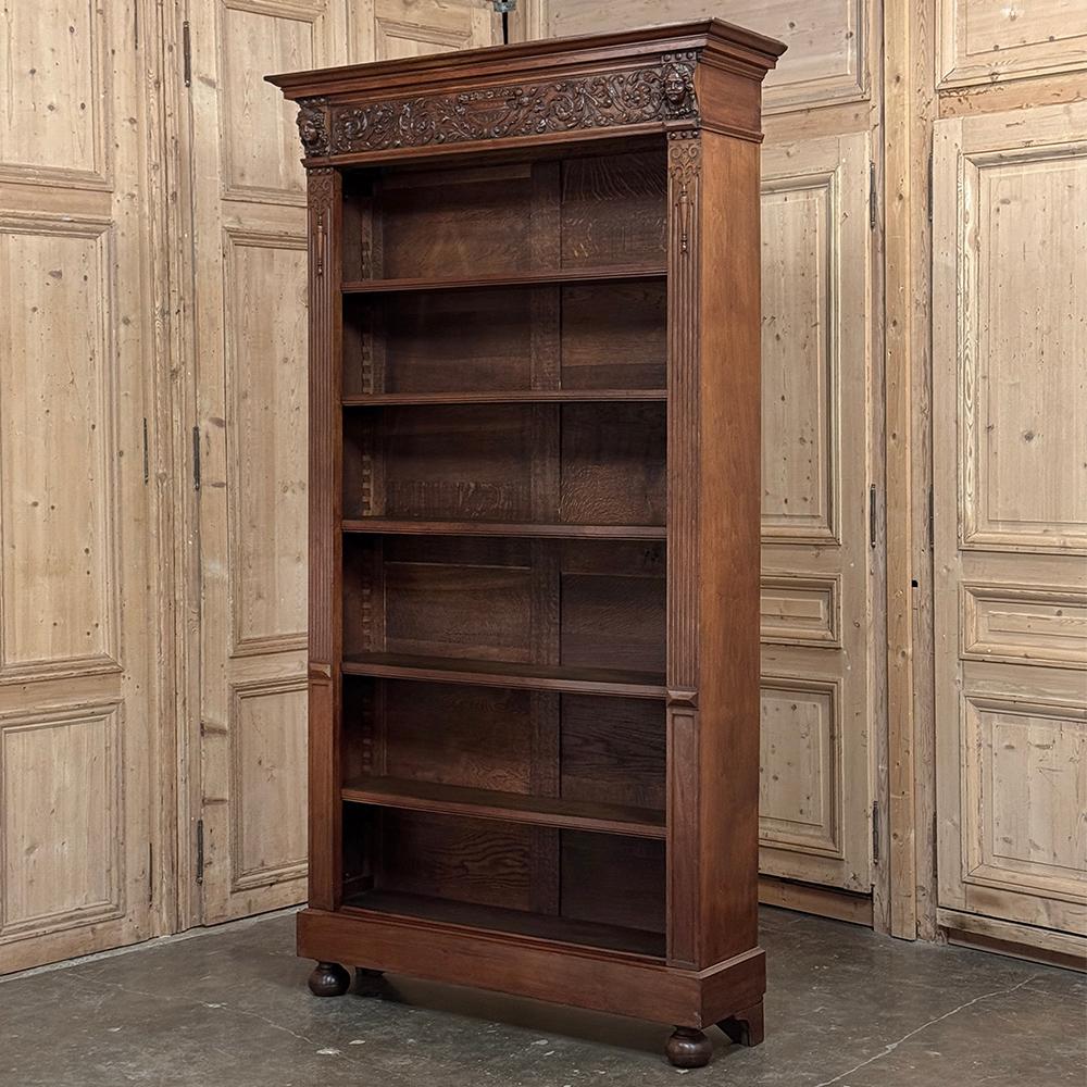 La libreria aperta rinascimentale francese del XIX secolo ~ Bibliotheque è un pezzo maestoso, che misura otto piedi di altezza!  Realizzato a mano in legno massiccio di quercia e sormontato da un'audace modanatura a corona, vanta un cofano