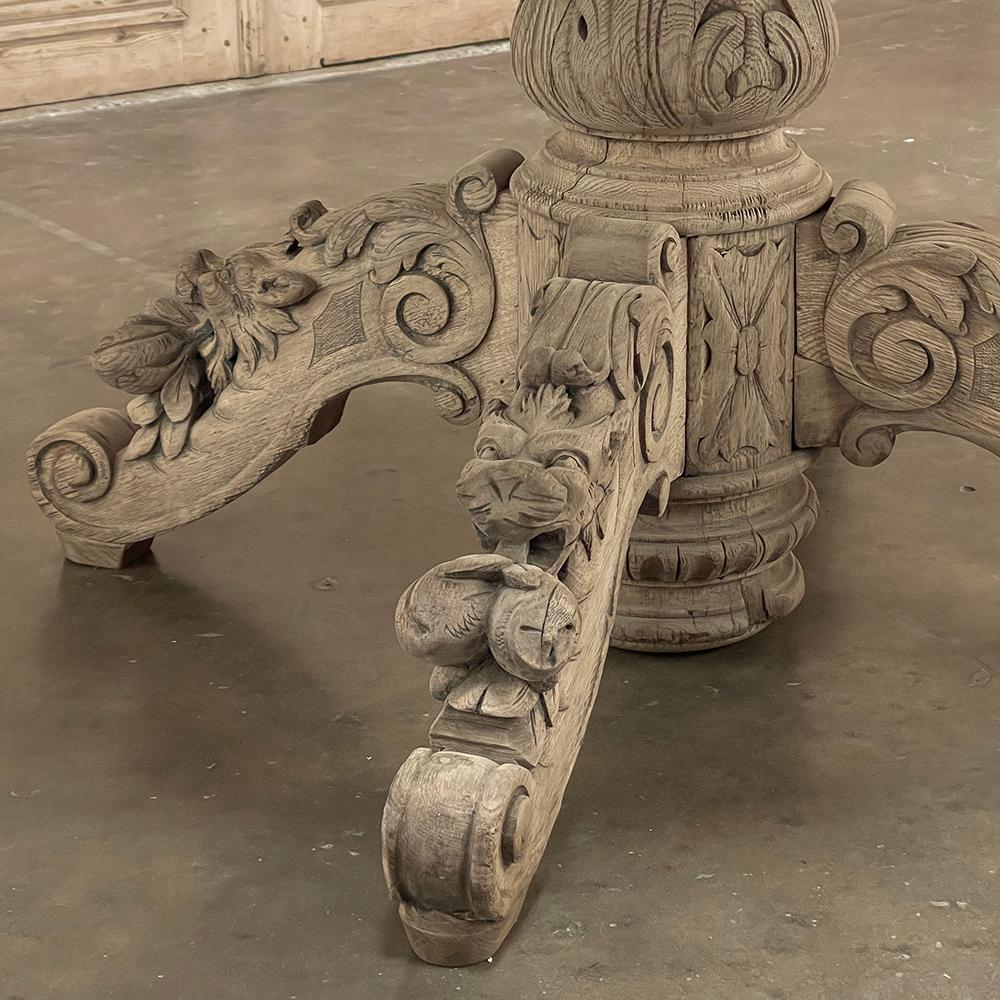 Table centrale ovale French Renaissance du 19e siècle ~ Table de salle à manger en chêne décapé en vente 3