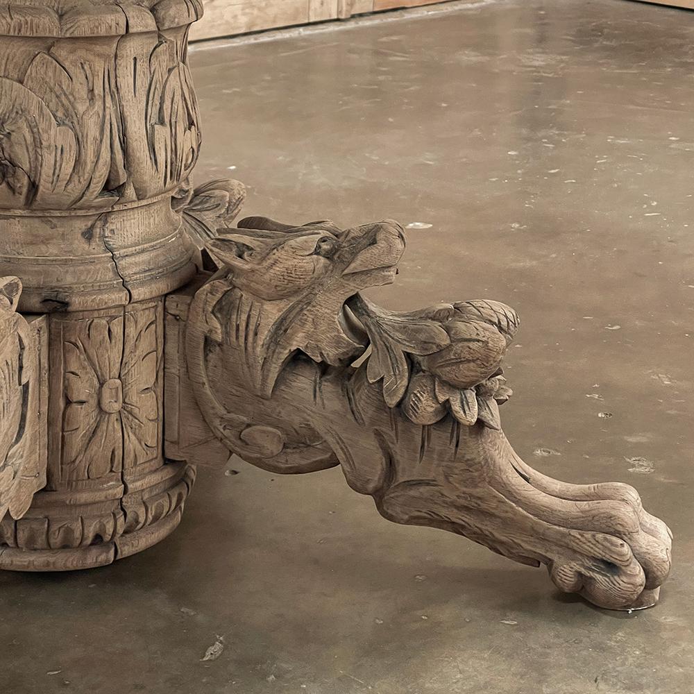 Table centrale ovale French Renaissance du 19e siècle ~ Table de salle à manger en chêne décapé en vente 4