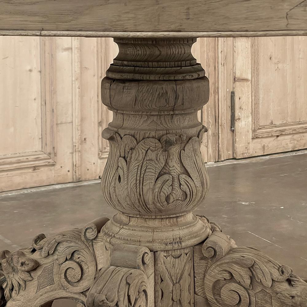 Table centrale ovale French Renaissance du 19e siècle ~ Table de salle à manger en chêne décapé en vente 5