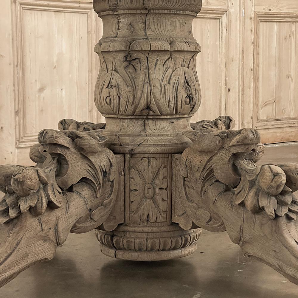 Table centrale ovale French Renaissance du 19e siècle ~ Table de salle à manger en chêne décapé en vente 8