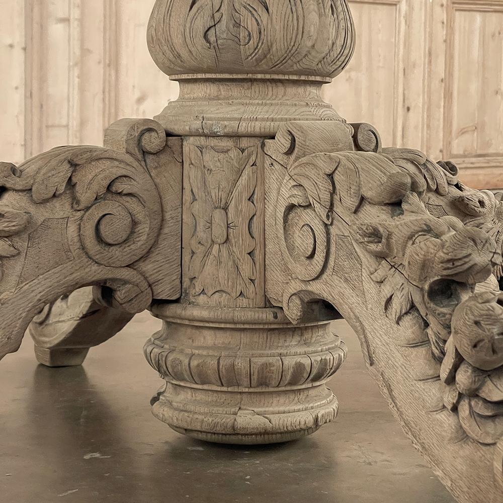 Table centrale ovale French Renaissance du 19e siècle ~ Table de salle à manger en chêne décapé en vente 9