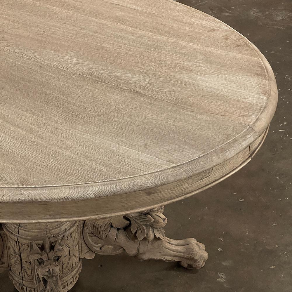 Table centrale ovale French Renaissance du 19e siècle ~ Table de salle à manger en chêne décapé en vente 10