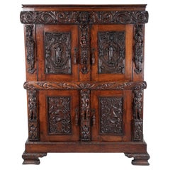 Cabinet du 19e siècle de style French Renaissance Revive avec des sculptures ornementales figuratives