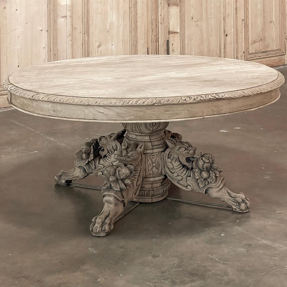 La table basse ovale sculptée de style Renaissance française du XIXe siècle a été minutieusement décapée par nos experts internes selon notre méthode exclusive qui préserve la beauté naturelle et la patine du bois ancien.  Le plateau ovale garantit