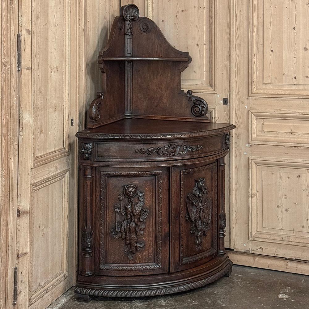 Armadio d'angolo rinascimentale francese del XIX secolo ~ Confiturier è una splendida scelta per decorare un angolo altrimenti inutilizzato, e farlo con stile e fascino!  Il ripiano rialzato è sostenuto da eleganti pannelli laterali a voluta con