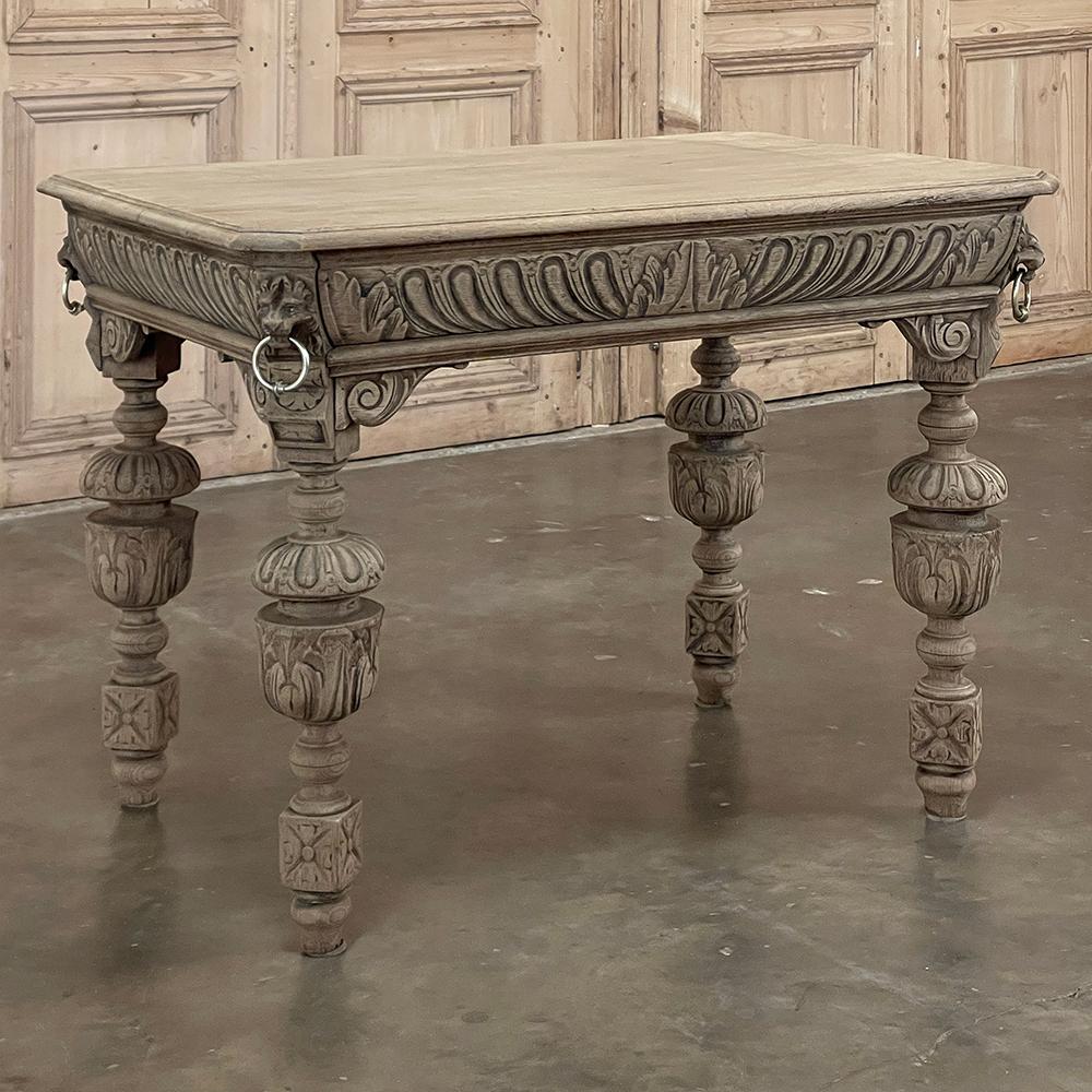 19th Century French Renaissance Revival Library Table ~ End Table wird einen herrlichen maskulinen Hauch in Ihr Zimmer bringen.  Er ist oben mit massiven Eichenbrettern mit abgeschrägten Kanten und auf Gehrung geschnittenen Ecken ausgestattet und