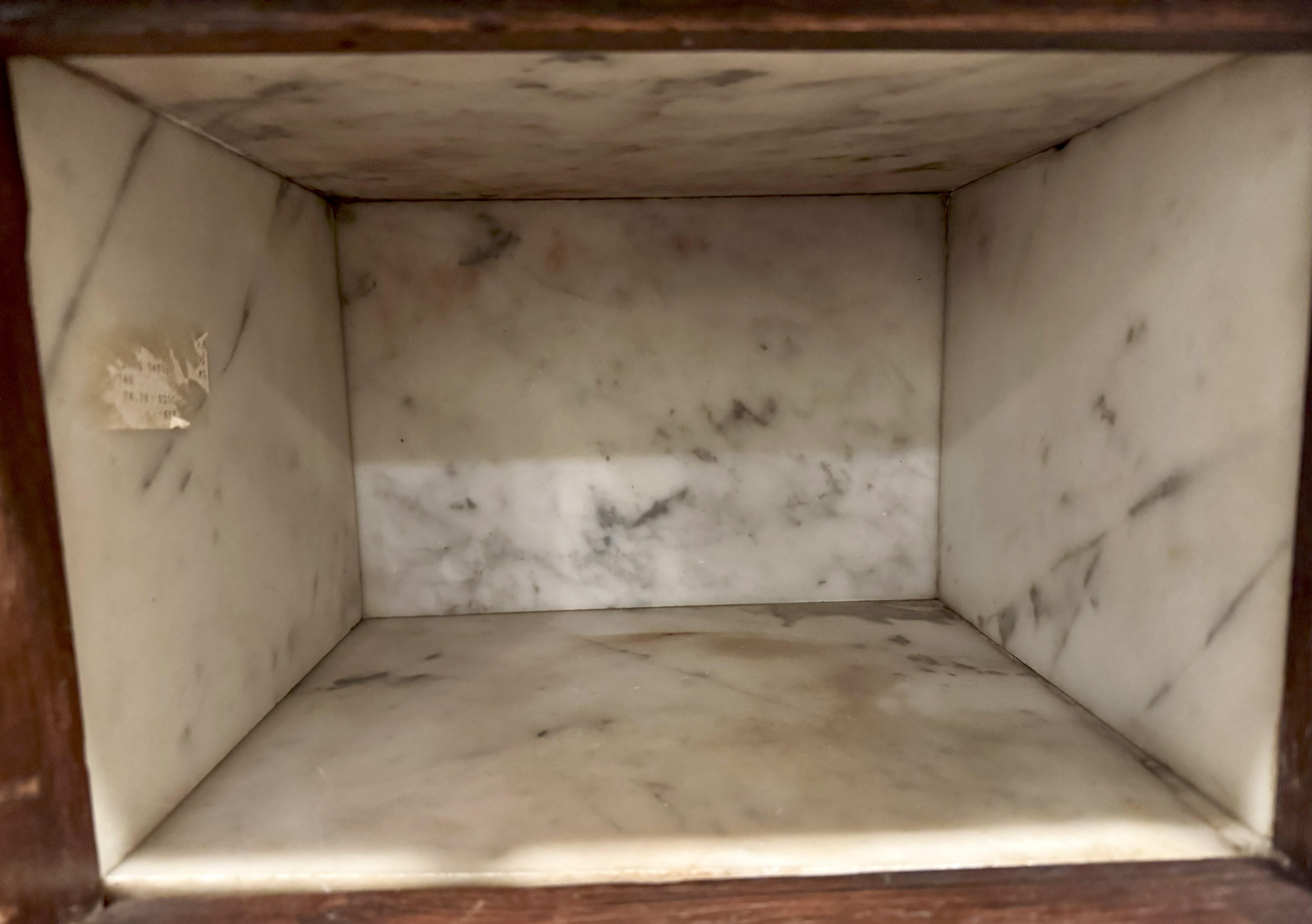 Französischer Nussbaumschrank der Renaissance aus dem 19. Jahrhundert mit Marmorplatte im Angebot 3