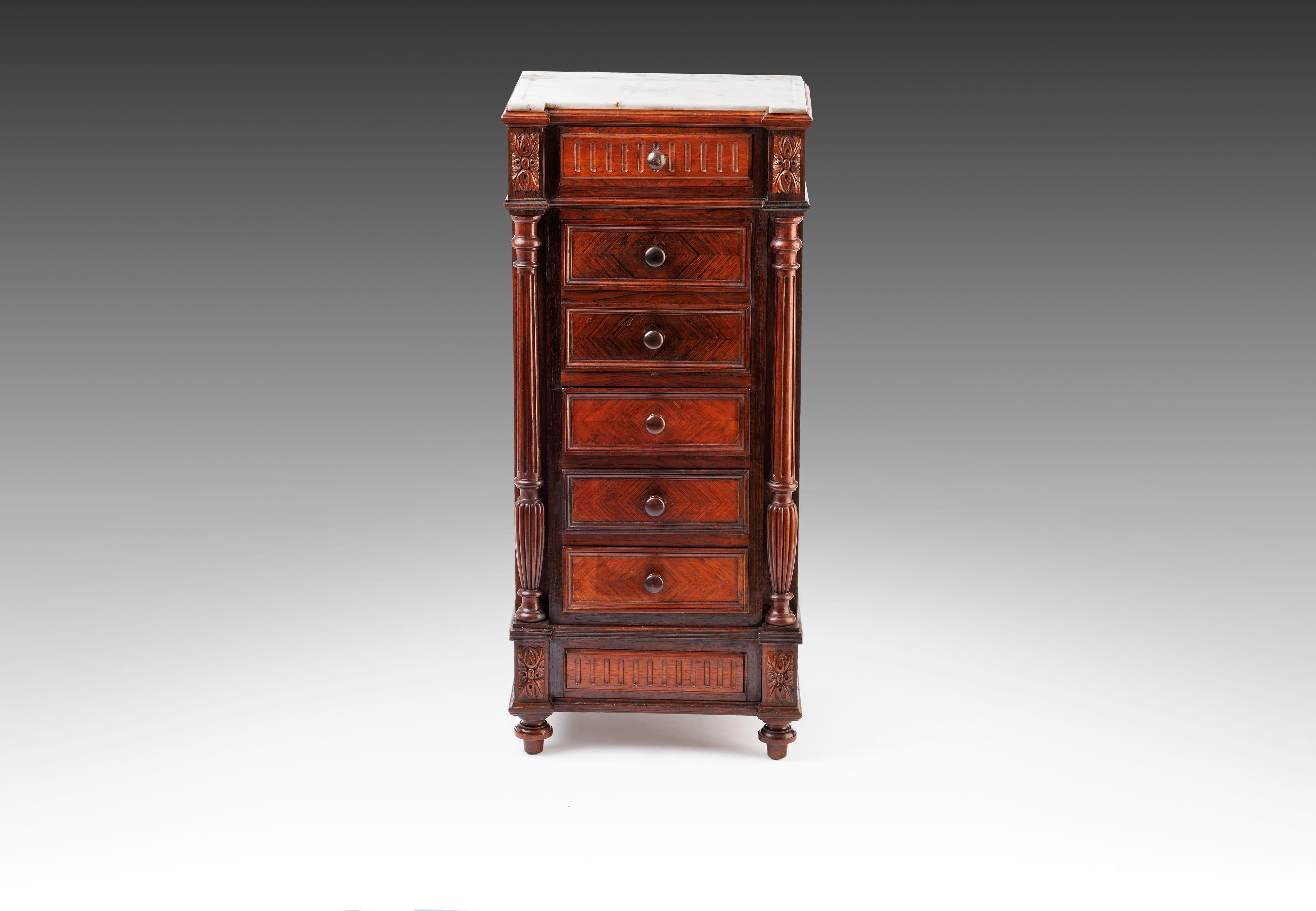 Französischer Nussbaumschrank aus der Renaissance des 19. Jahrhunderts mit Marmorplatte, bekannt als 