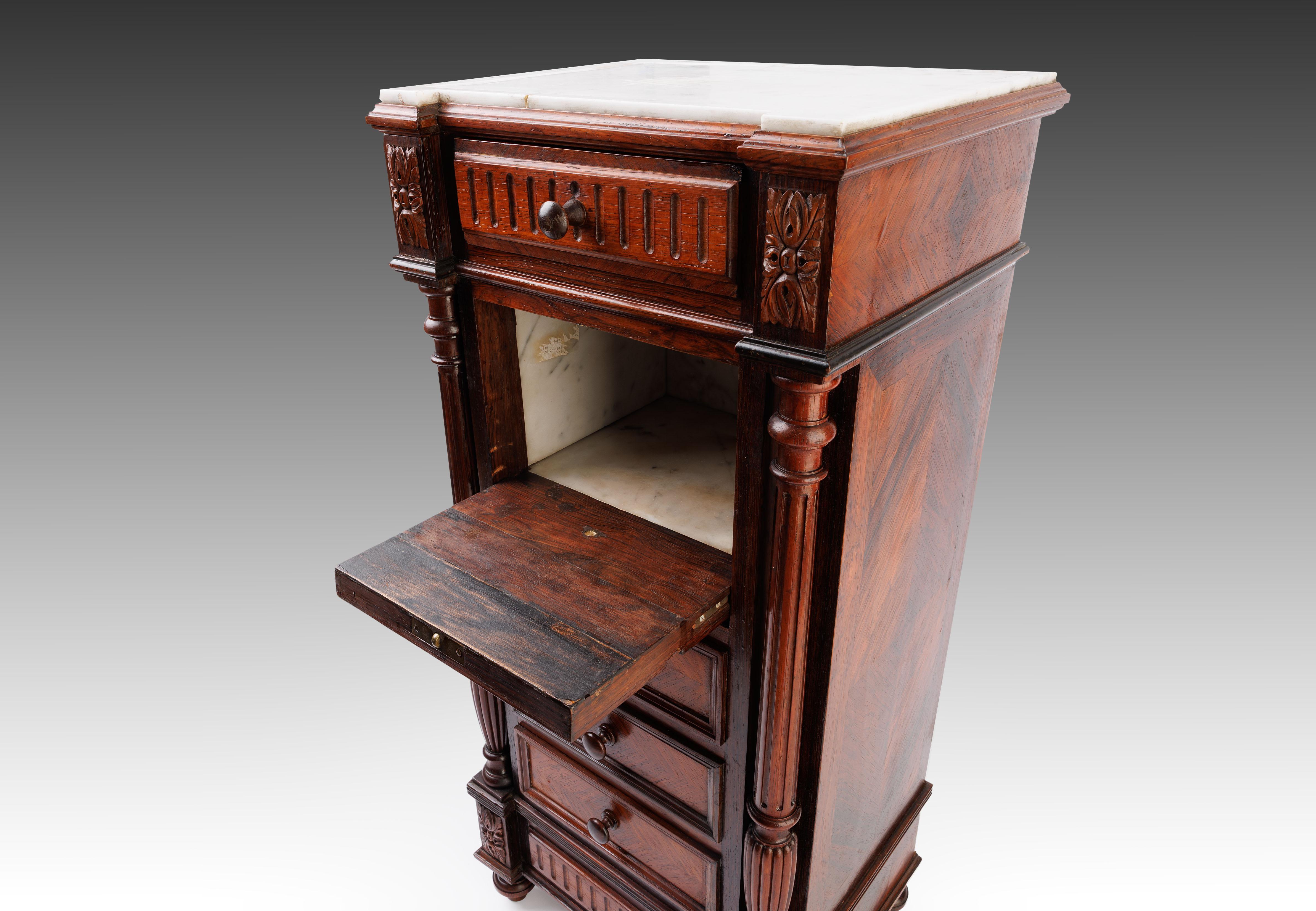 Französischer Nussbaumschrank der Renaissance aus dem 19. Jahrhundert mit Marmorplatte (Neorenaissance) im Angebot