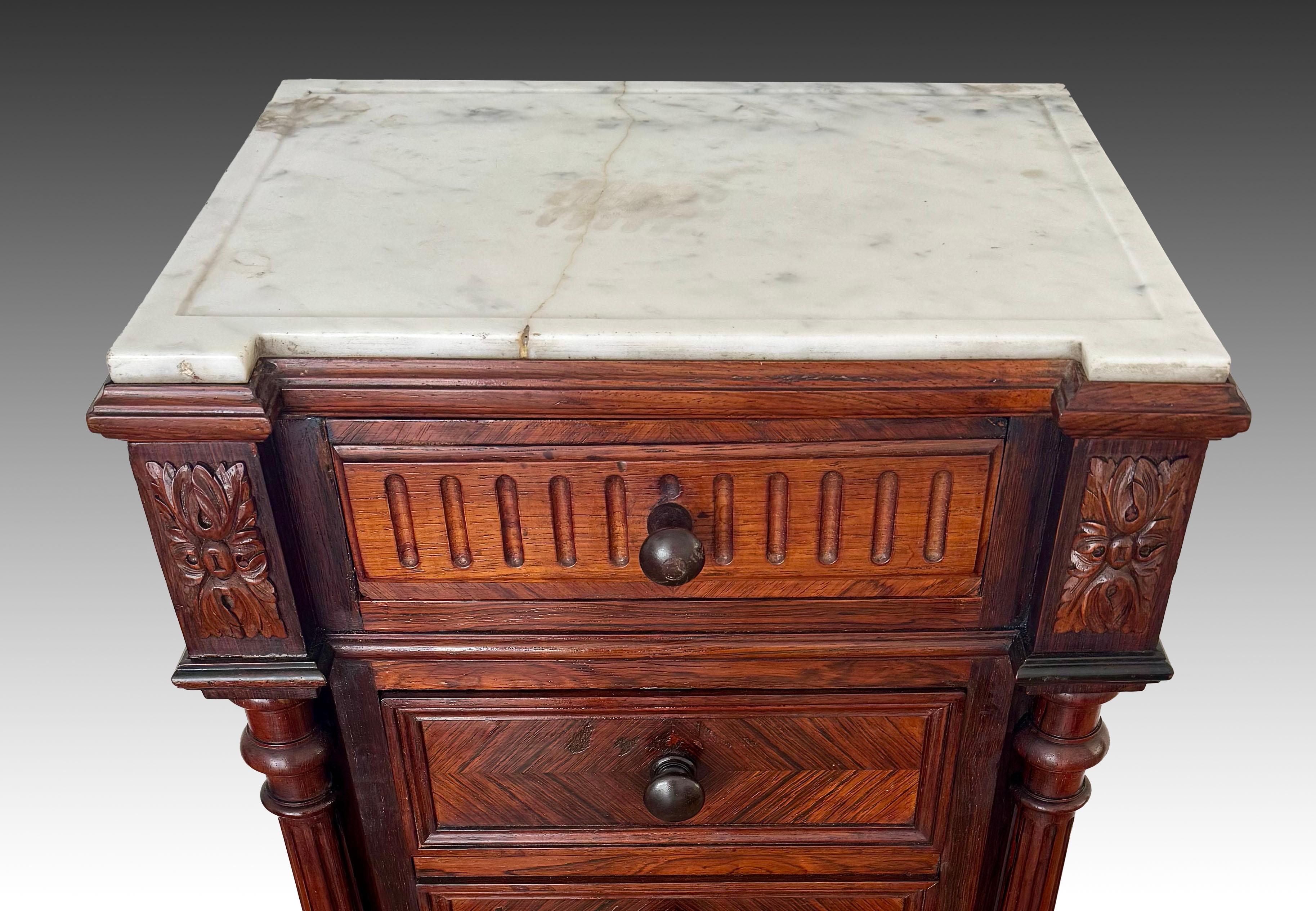 Französischer Nussbaumschrank der Renaissance aus dem 19. Jahrhundert mit Marmorplatte (Unbekannt) im Angebot