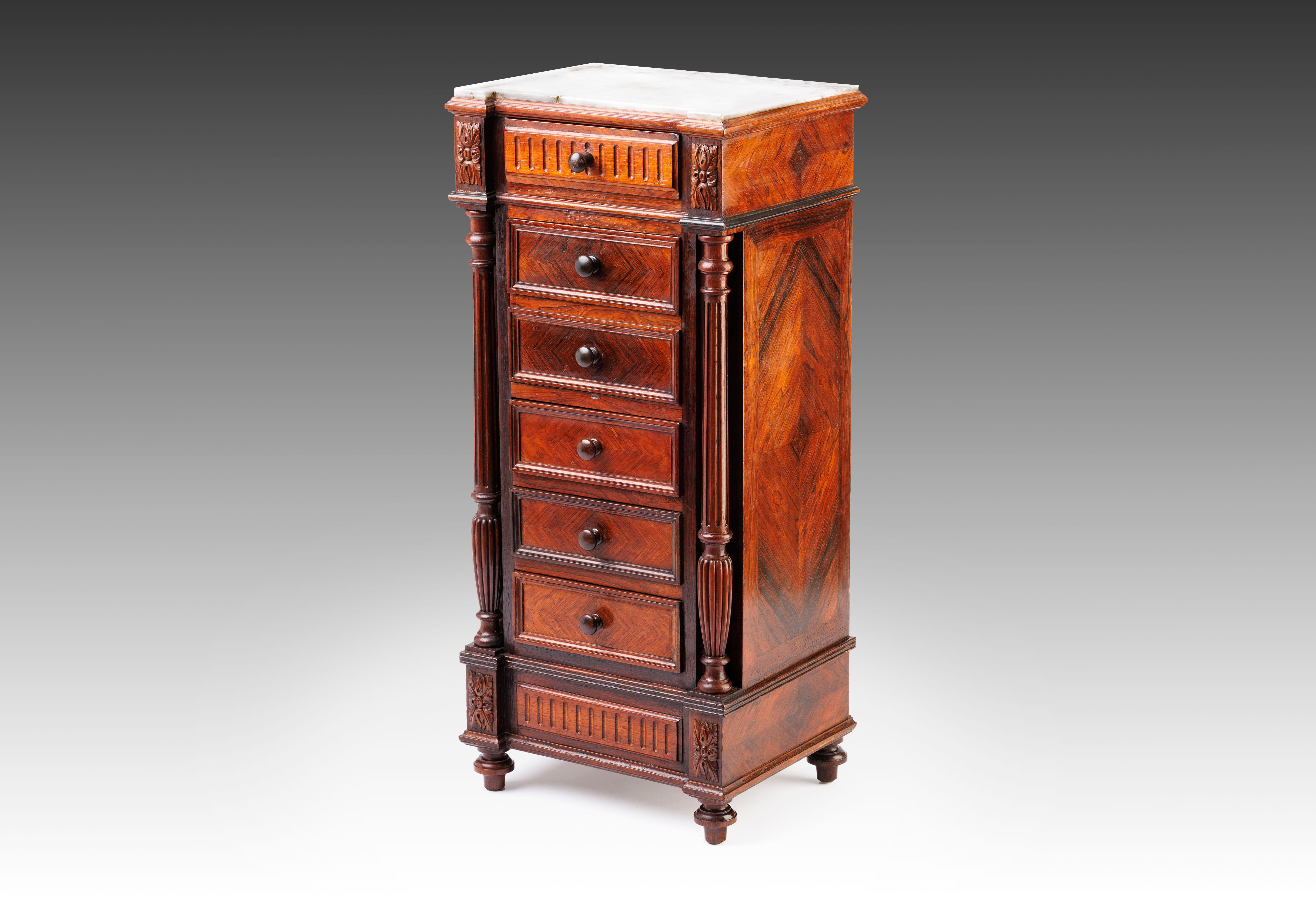 Französischer Nussbaumschrank der Renaissance aus dem 19. Jahrhundert mit Marmorplatte (Handgeschnitzt) im Angebot