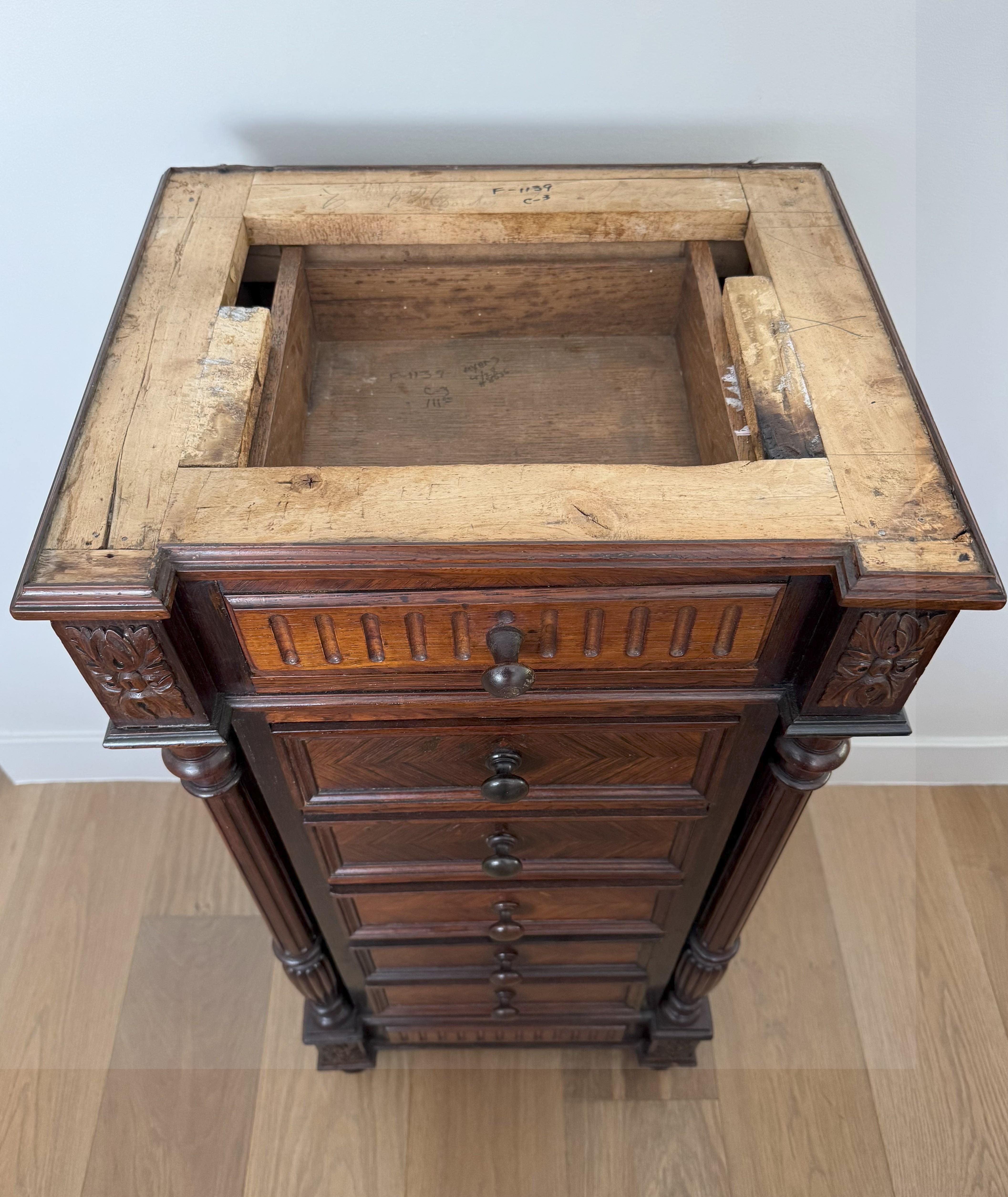 Französischer Nussbaumschrank der Renaissance aus dem 19. Jahrhundert mit Marmorplatte im Zustand „Gut“ im Angebot in Rolling Hills Estates, CA