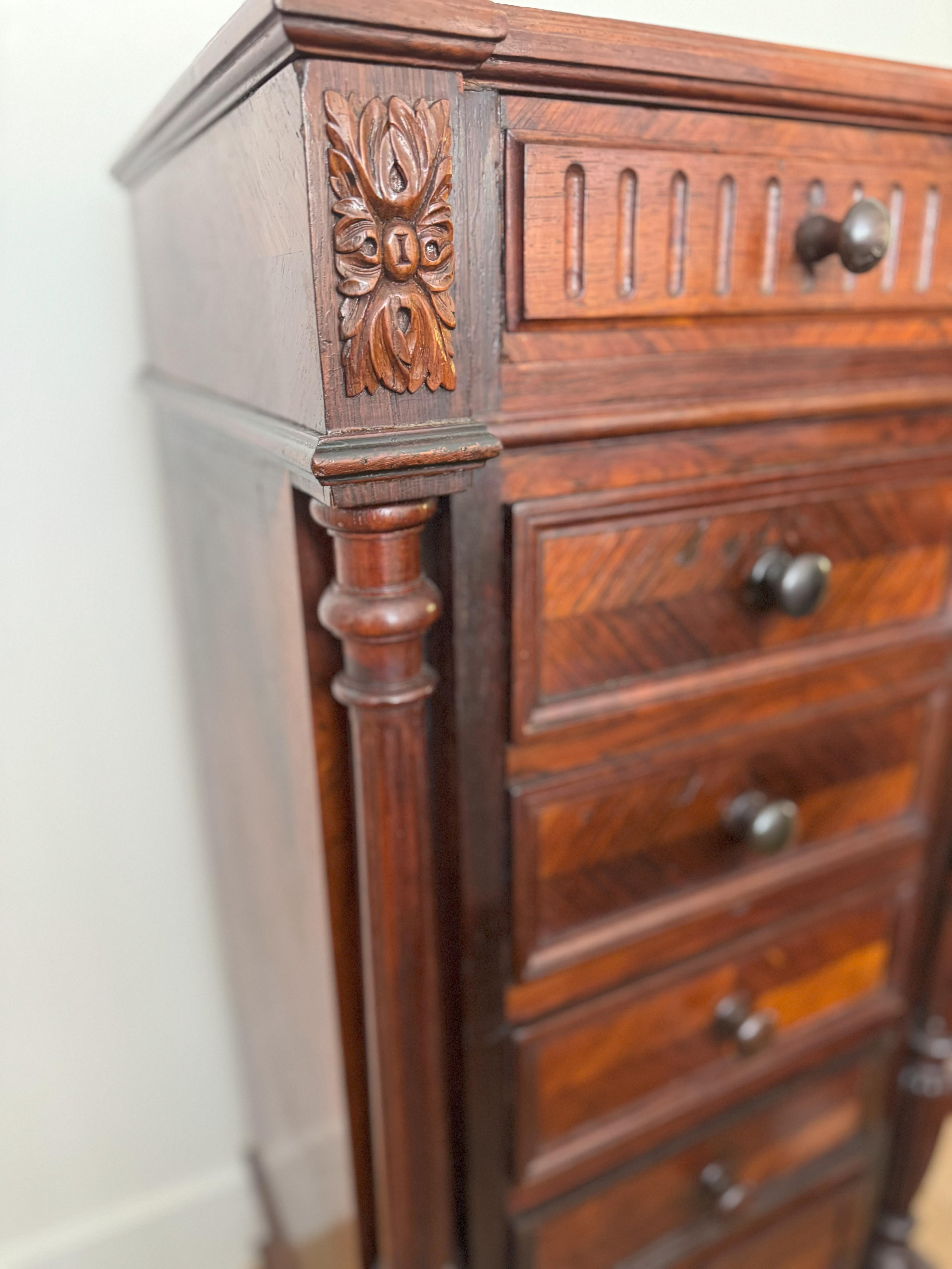 Französischer Nussbaumschrank der Renaissance aus dem 19. Jahrhundert mit Marmorplatte im Angebot 1