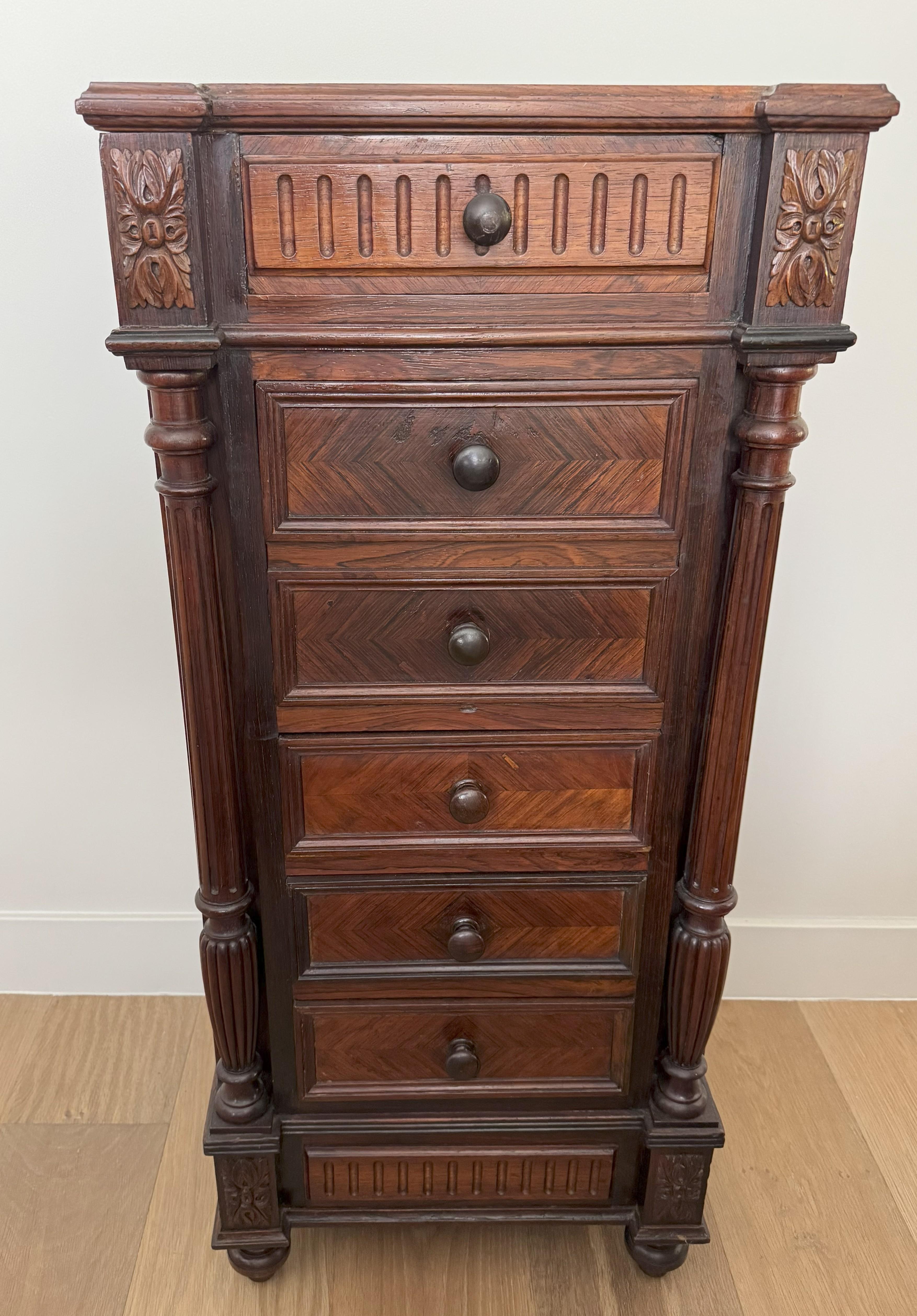 Französischer Nussbaumschrank der Renaissance aus dem 19. Jahrhundert mit Marmorplatte im Angebot 2