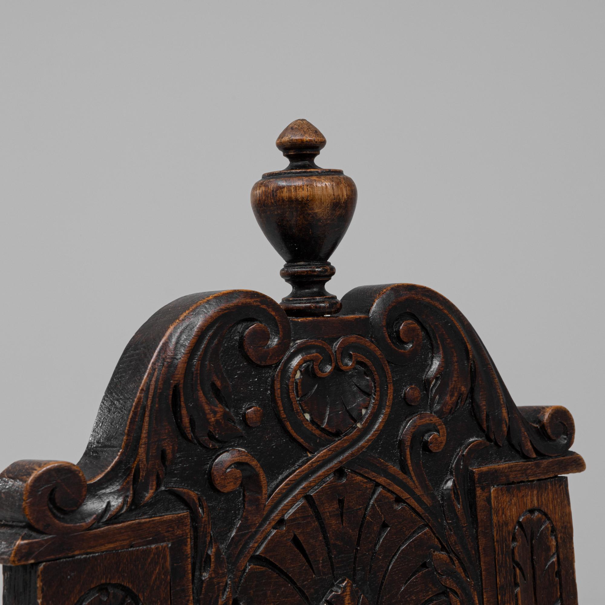 Sillón de madera renacentista francés del siglo XIX con pátina original en venta 5