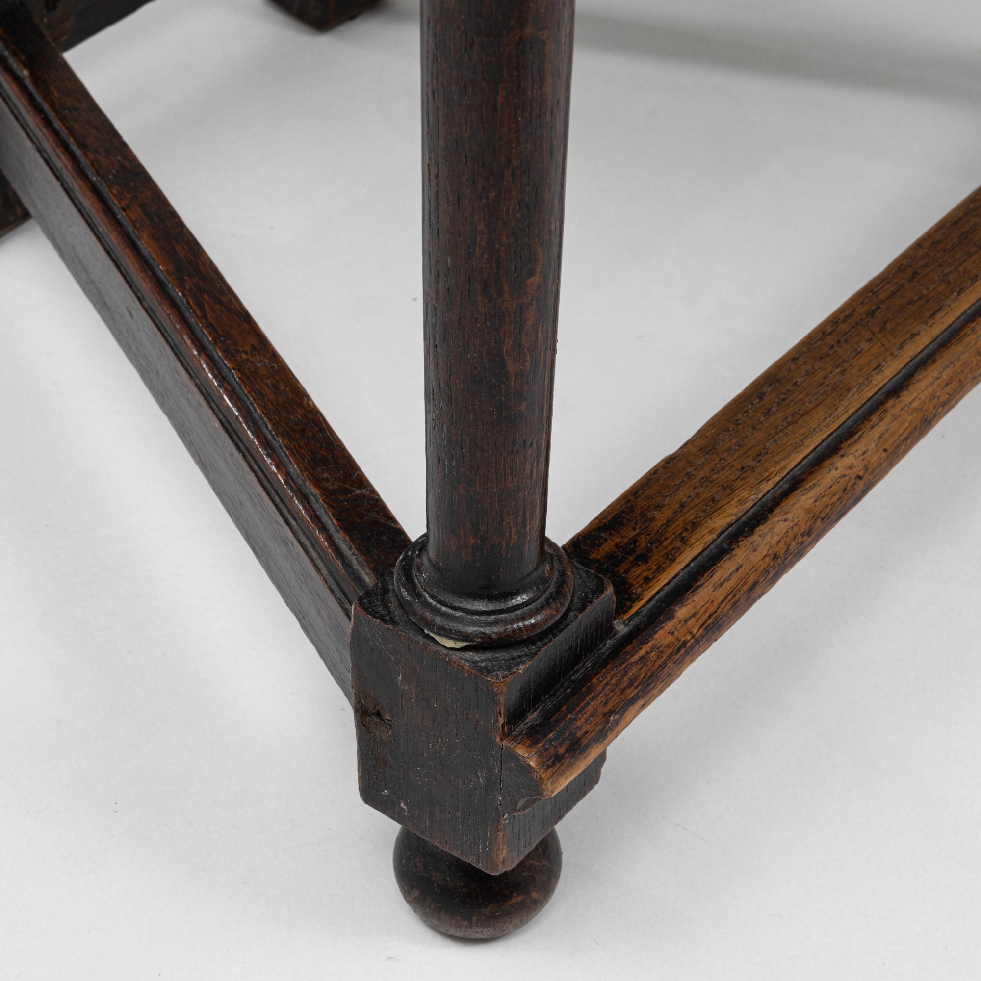 Sillón de madera renacentista francés del siglo XIX con pátina original en venta 8