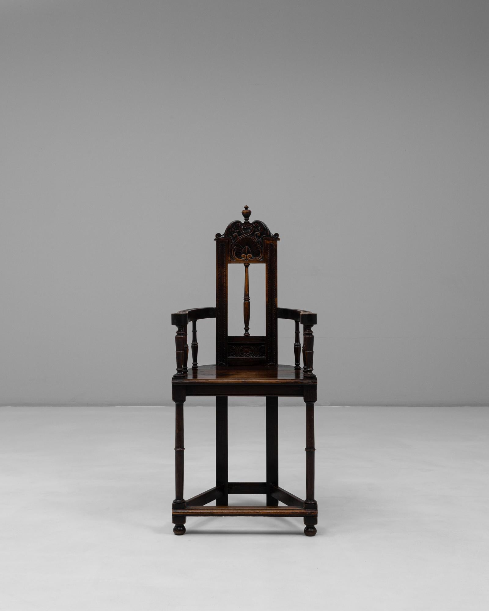 Este sillón de madera del Renacimiento francés del siglo XIX ejemplifica la grandeza y la artesanía de su época. Tallada a mano en madera ricamente patinada, la silla presenta una cresta intrincadamente detallada con volutas y motivos de conchas,