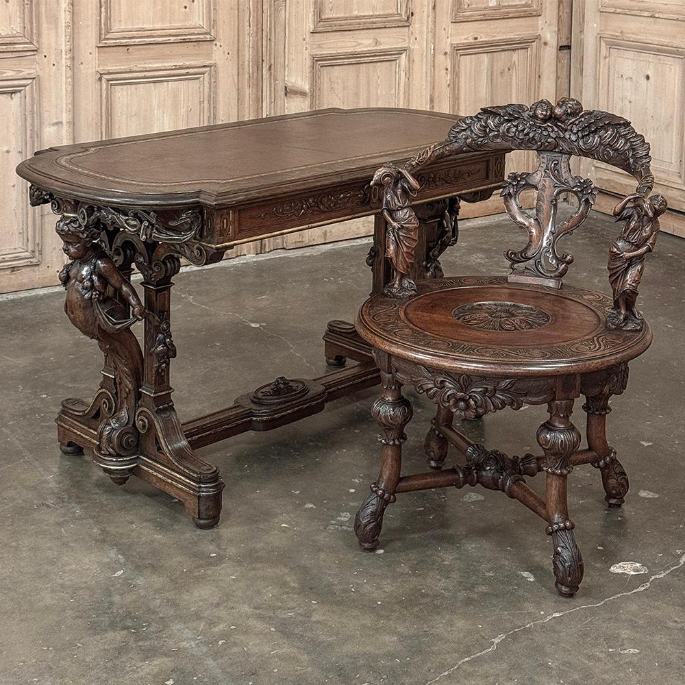 19th Century French Renaissance Sculptural Leather Top Writing Table ~ Desk ist eine spektakuläre Hommage an die Kunst des Holzbildhauers!  Auf jeder Seite erscheinen zwei prächtig gestaltete Putten, flankiert von fein geschnitzten Säulen, die in