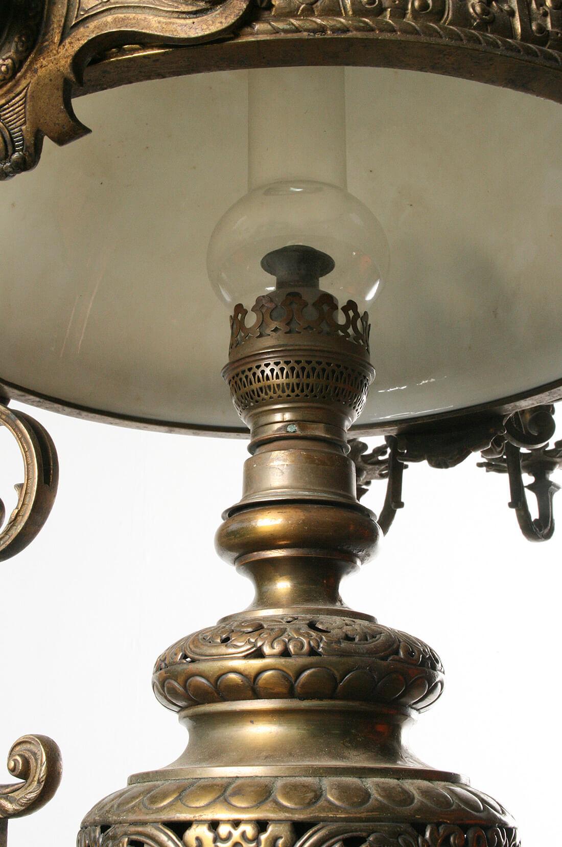 Lampe à suspension à huile en bronze de style Renaissance française du XIXe siècle en vente 4