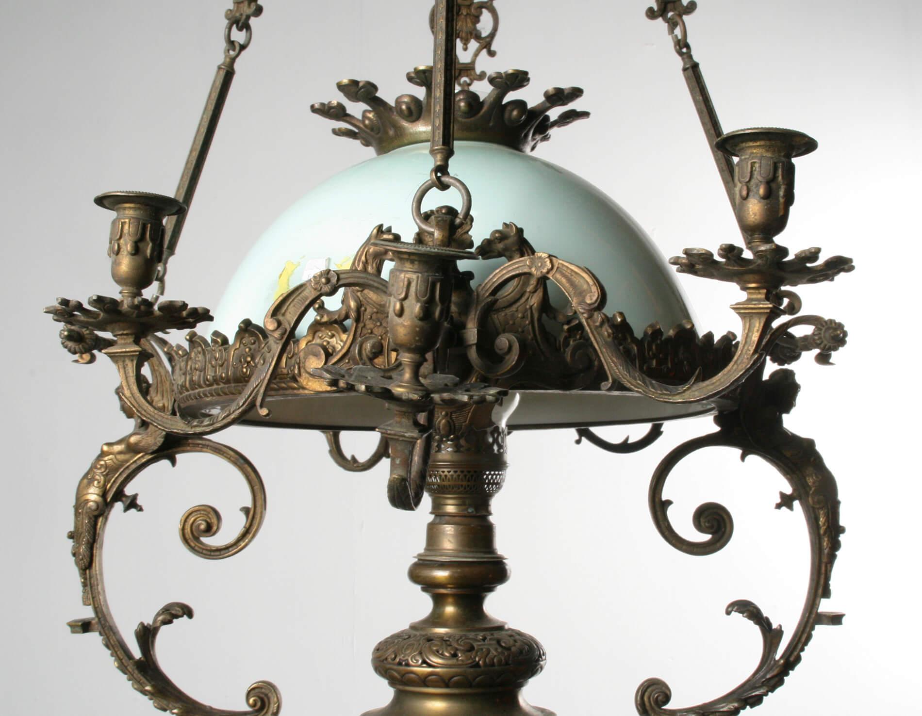 Français Lampe à suspension à huile en bronze de style Renaissance française du XIXe siècle en vente