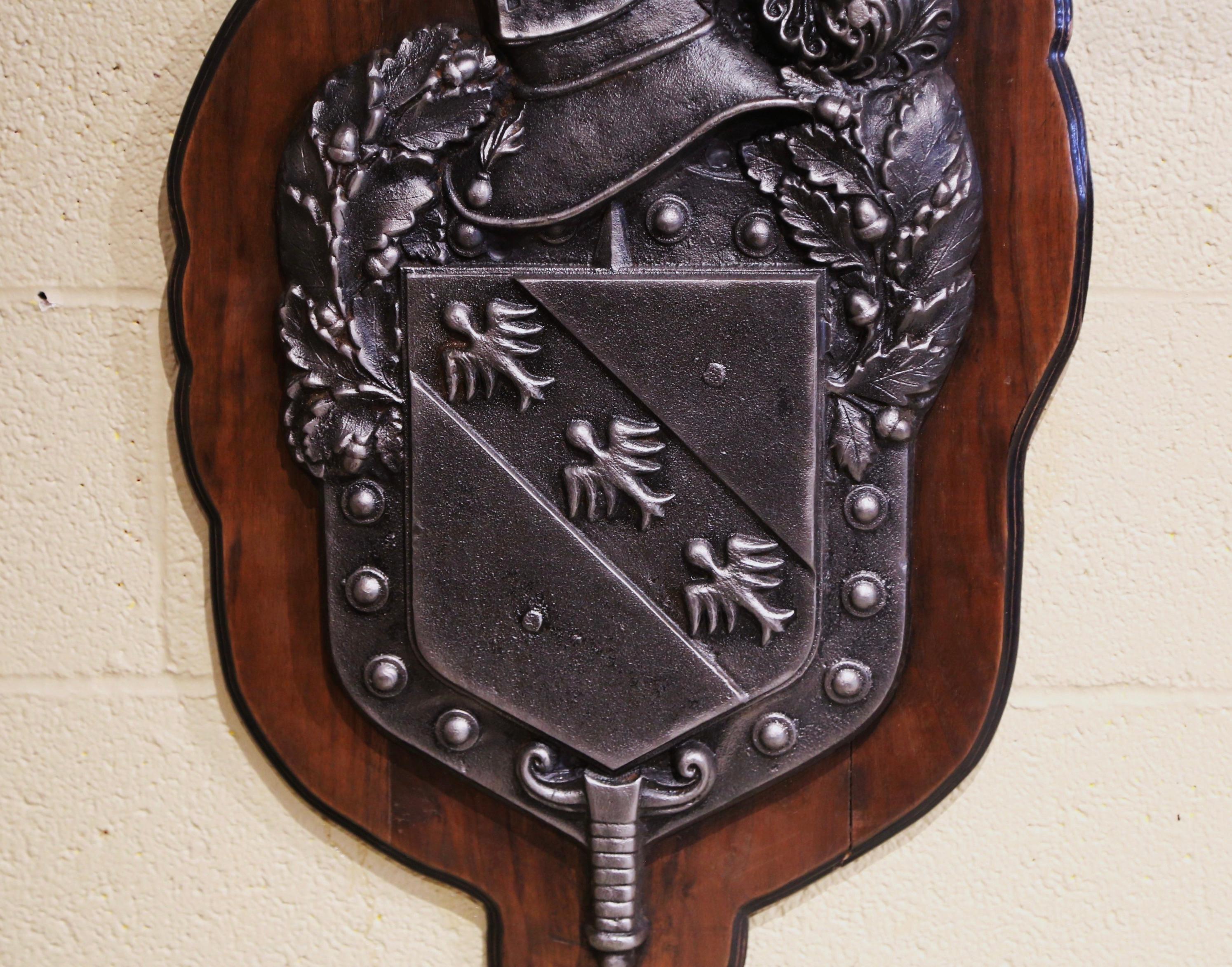 Französisches Wappen aus poliertem Eisen im Renaissance-Stil des 19. Jahrhunderts auf Walnussholztafel im Zustand „Hervorragend“ im Angebot in Dallas, TX