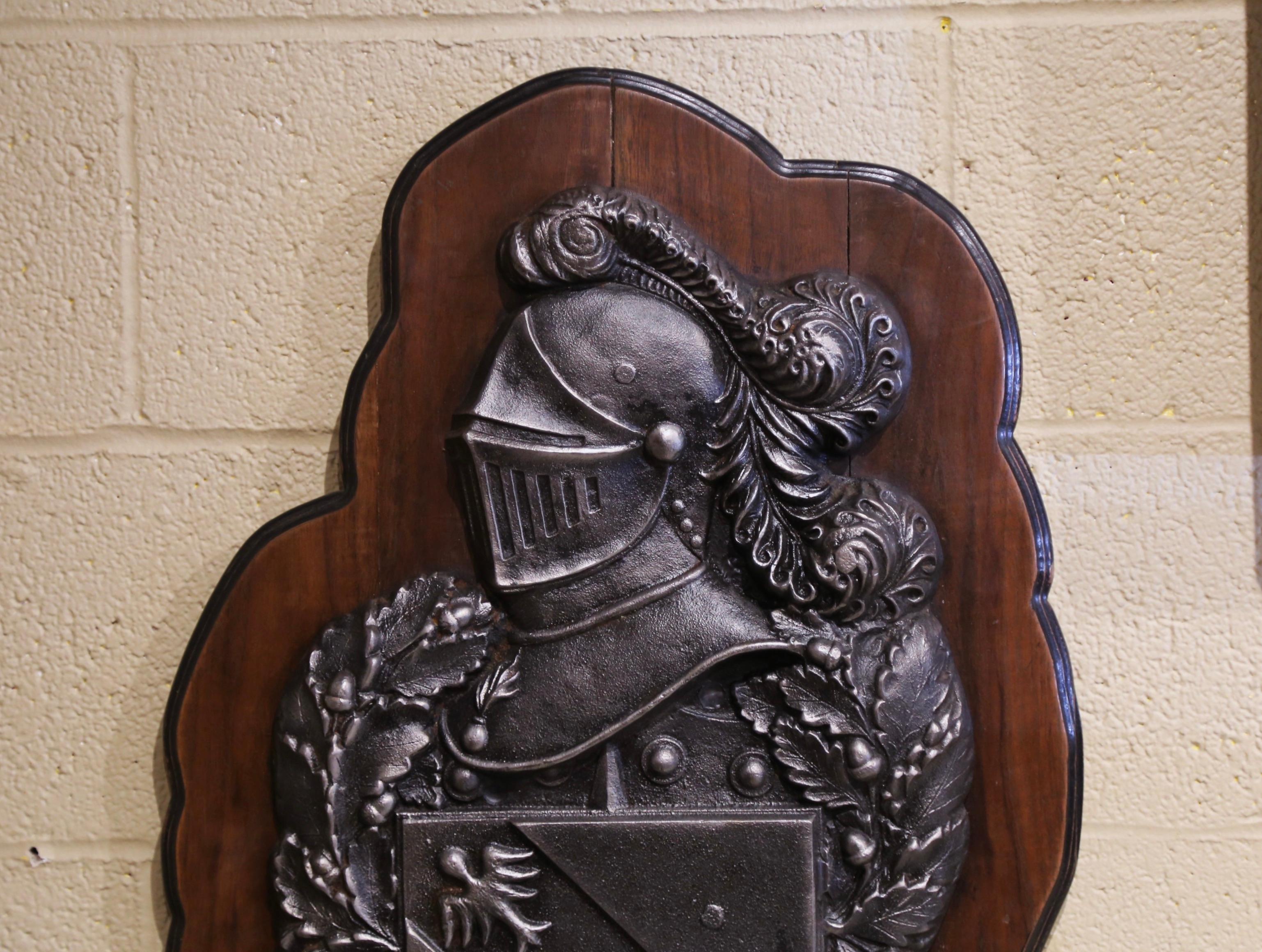 Französisches Wappen aus poliertem Eisen im Renaissance-Stil des 19. Jahrhunderts auf Walnussholztafel im Angebot 1