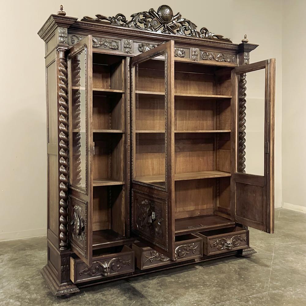 Sculpté à la main Bibliothèque triple du 19ème siècle French Renaissance ~ Cabinet d'exposition en vente