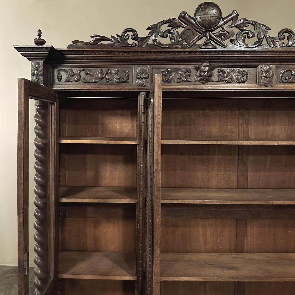 Bibliothèque triple du 19ème siècle French Renaissance ~ Cabinet d'exposition Bon état - En vente à Dallas, TX